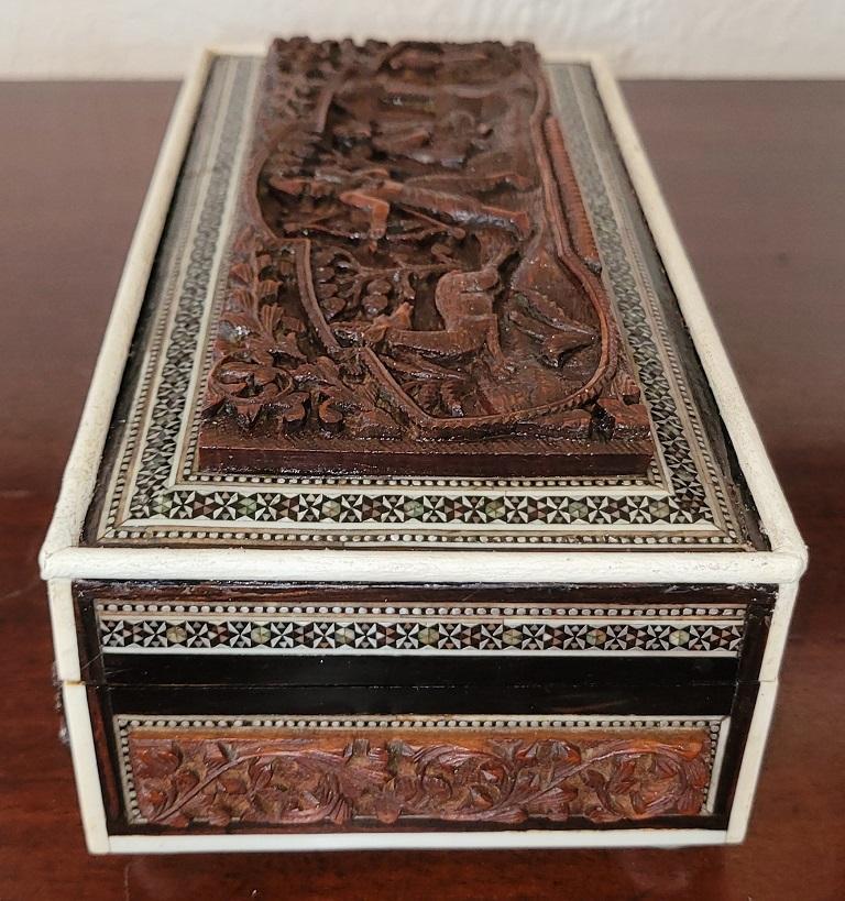 Boîte anglo-indienne en bois de padouk sculpté et en mosaïque de sadeli datant du 19e siècle en vente 1