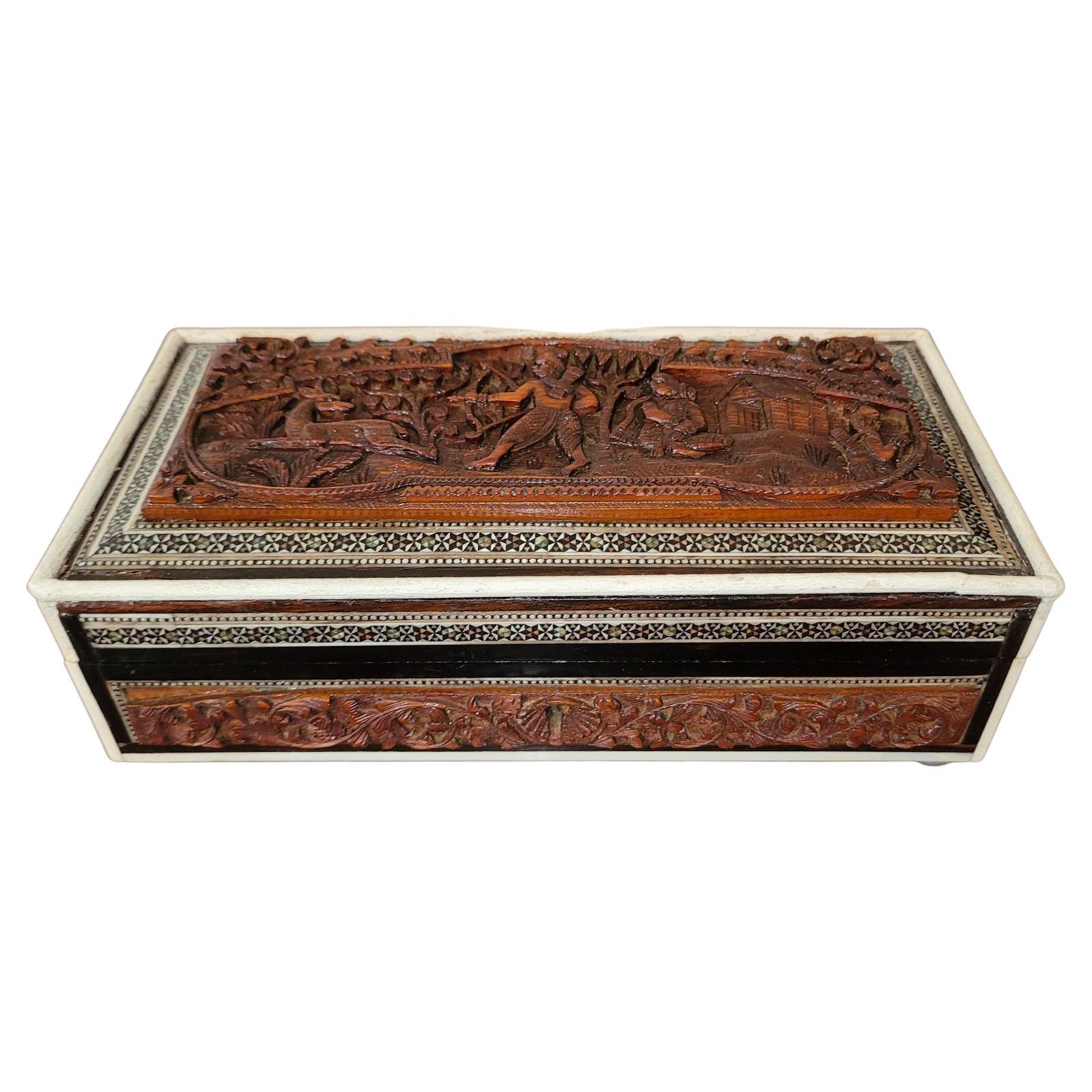 19C Caja angloindia de madera de teca tallada y mosaico sadeli