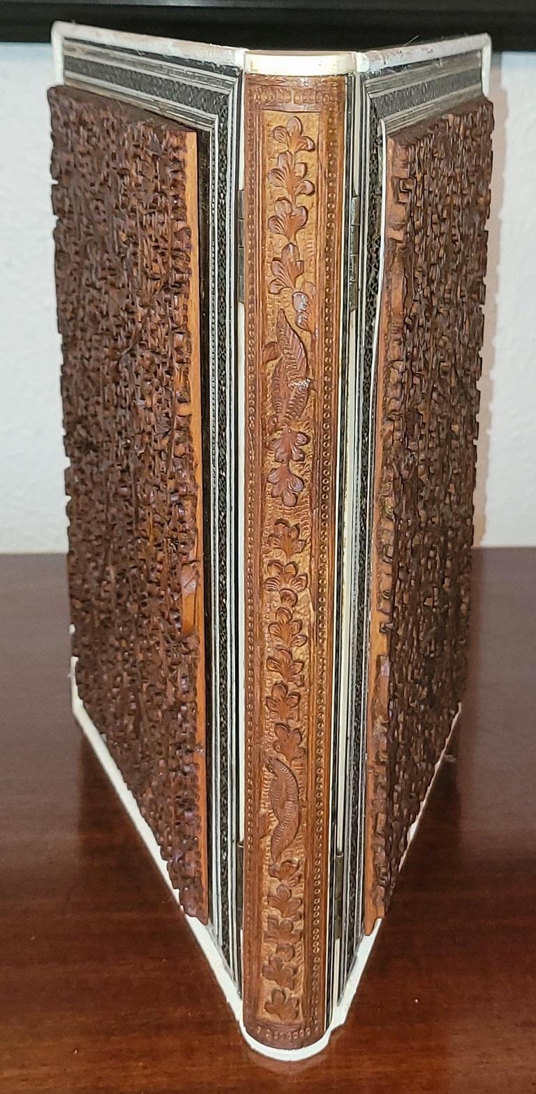 Anglo Raj Couverture de folio anglo-indienne 19C en padouk hautement sculpté et mosaïque en vente