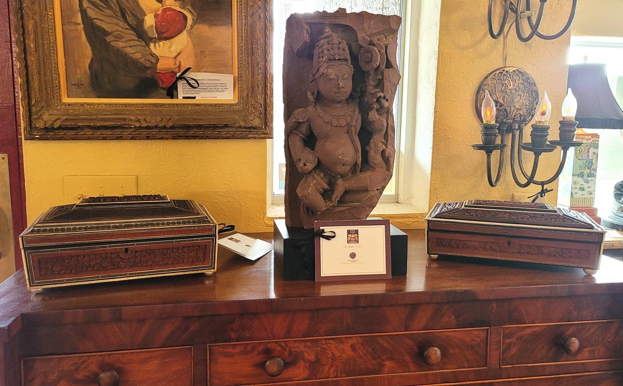 Boîte à couture Sarcophage de style anglo-indien du 19e siècle, hautement sculptée en padouk et bois de sandale en vente 7