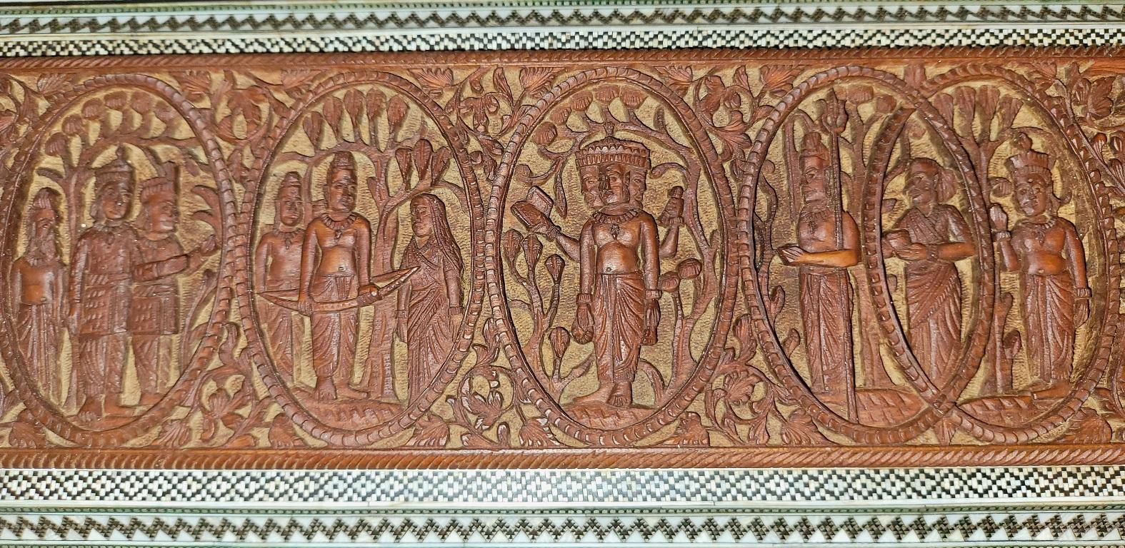 Anglo-indien Boîte à volutes de dieux hindous en mosaïque padouk sadeli hautement sculptée de style anglo-indien du 19e siècle en vente