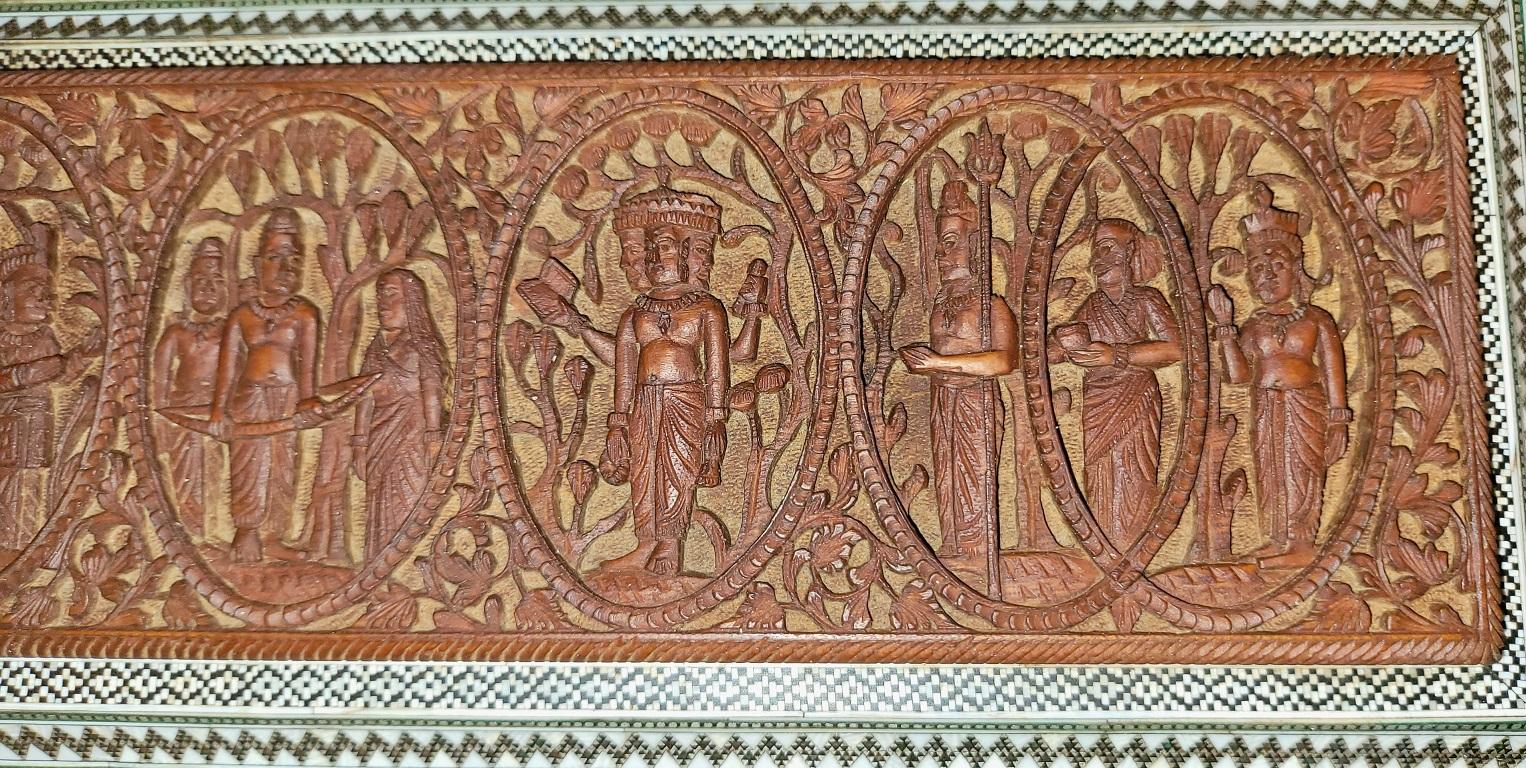 Indien Boîte à volutes de dieux hindous en mosaïque padouk sadeli hautement sculptée de style anglo-indien du 19e siècle en vente