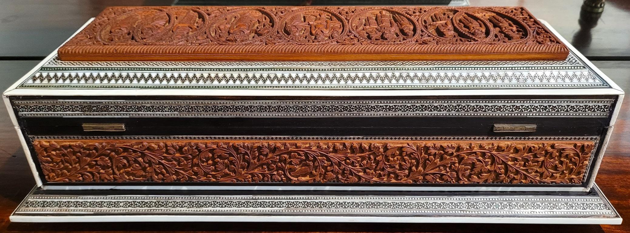 Argent Boîte à volutes de dieux hindous en mosaïque padouk sadeli hautement sculptée de style anglo-indien du 19e siècle en vente