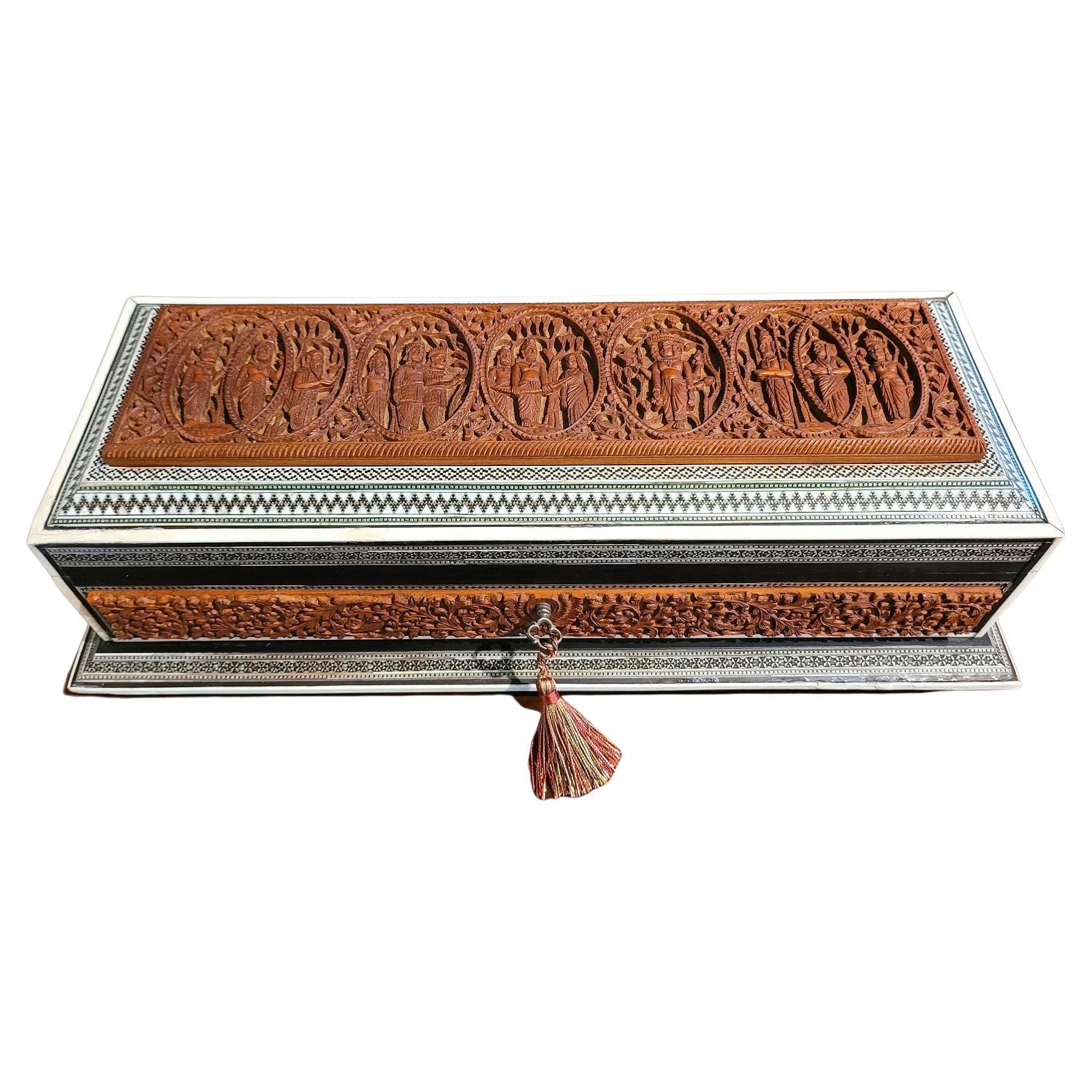 Boîte à volutes de dieux hindous en mosaïque padouk sadeli hautement sculptée de style anglo-indien du 19e siècle en vente