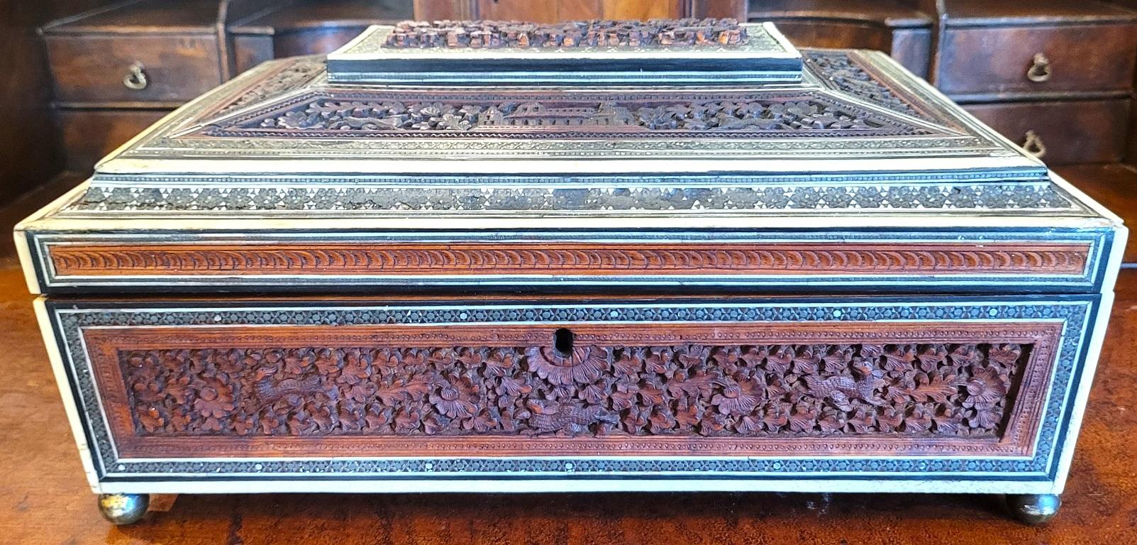 Anglo-indien Boîte à couture anglo-indienne 19C en bois de padouk hautement sculpté avec incrustation de mosaïque Sadeli en vente