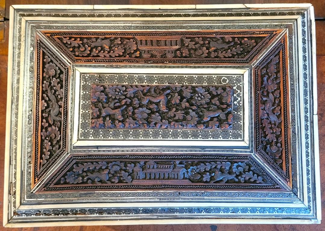19. Jahrhundert Anglo-indisches, hochgeschnitztes Padouk-Holz mit Sadeli-Mosaik-Intarsien- Nähkasten (Handgeschnitzt) im Angebot