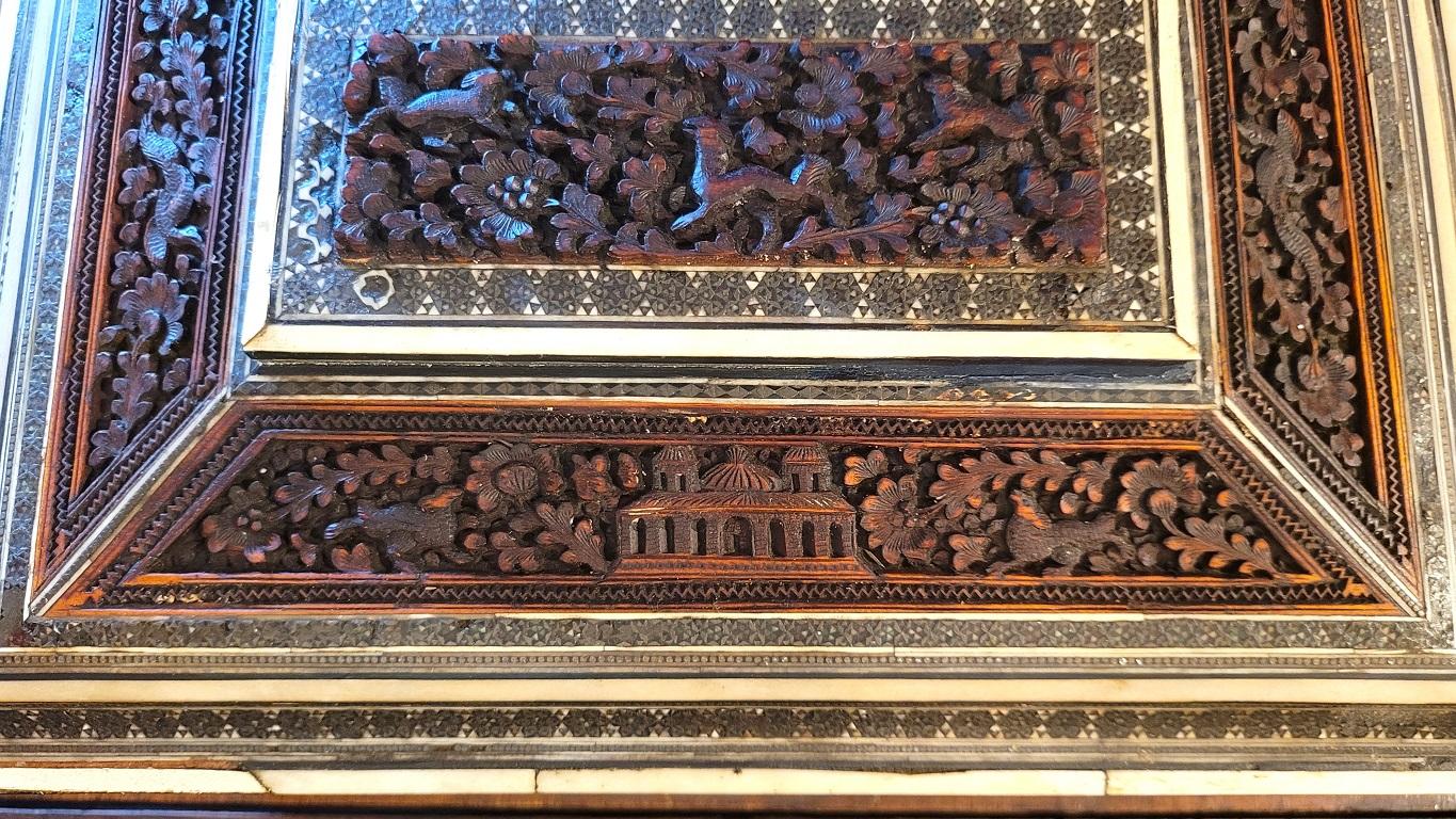 Boîte à couture anglo-indienne 19C en bois de padouk hautement sculpté avec incrustation de mosaïque Sadeli Bon état - En vente à Dallas, TX