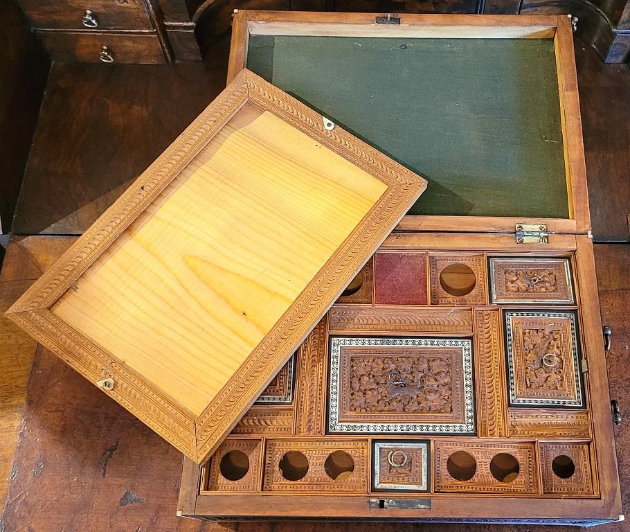 XIXe siècle Boîte à couture anglo-indienne 19C en bois de padouk hautement sculpté avec incrustation de mosaïque Sadeli en vente