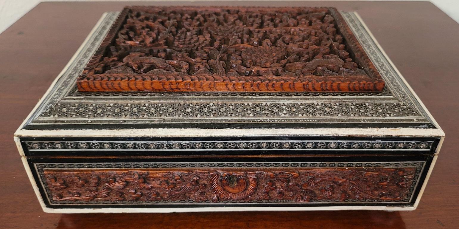 Anglo-indische, hoch geschnitzte Sandelholz- und Sadeli-Mosaik-Box aus dem 19. (Indisch)