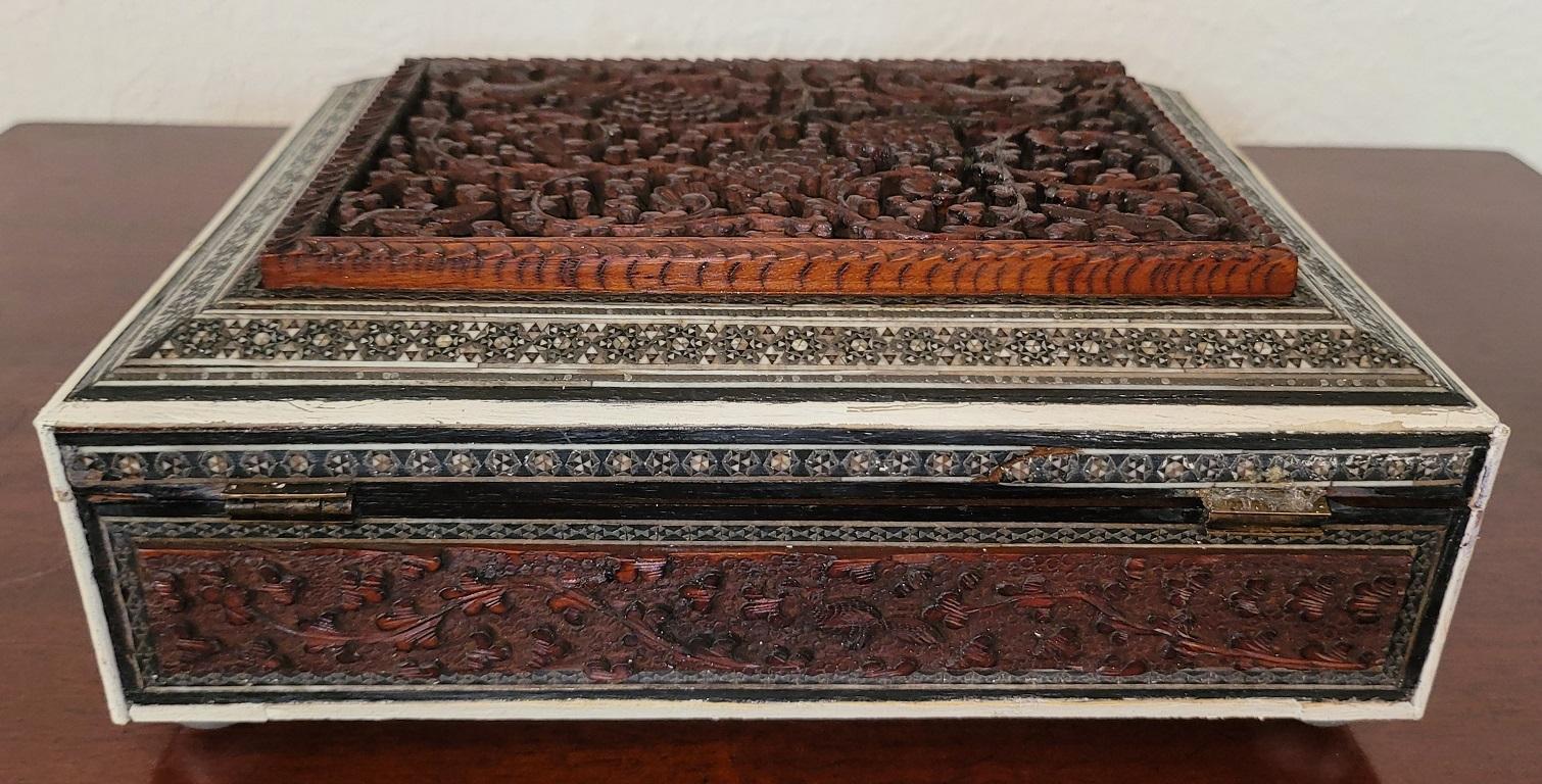 XIXe siècle Boîte anglo-indienne du 19ème siècle en bois de Sandale hautement sculpté et mosaïque Sadeli