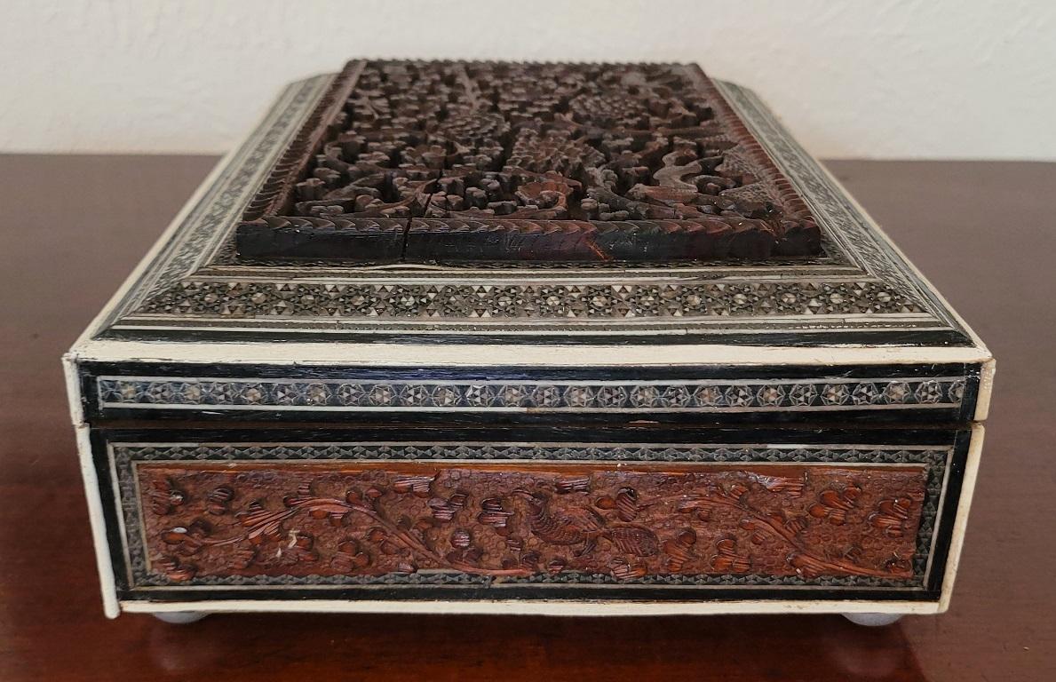 Anglo-indische, hoch geschnitzte Sandelholz- und Sadeli-Mosaik-Box aus dem 19. 2