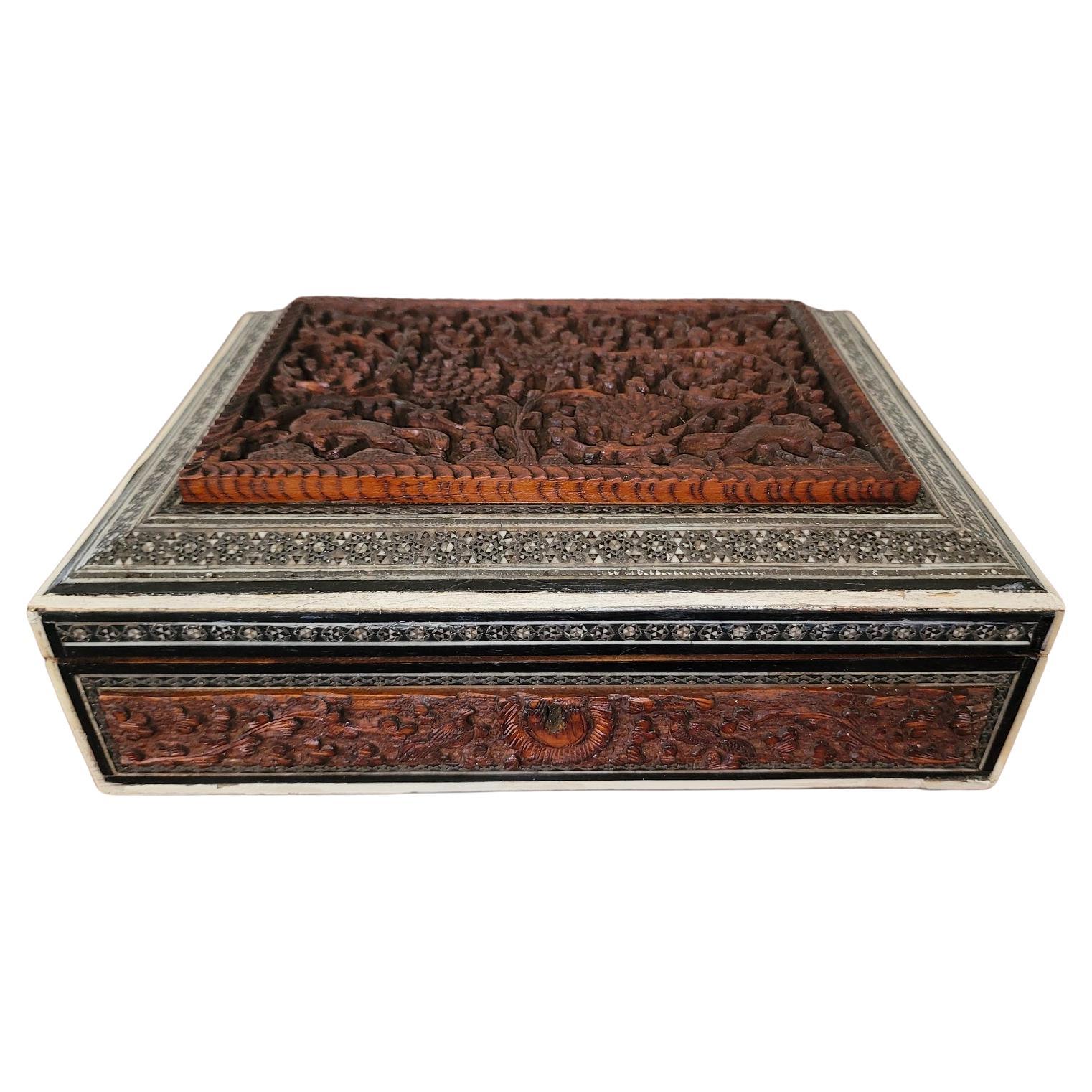 Anglo-indische, hoch geschnitzte Sandelholz- und Sadeli-Mosaik-Box aus dem 19.