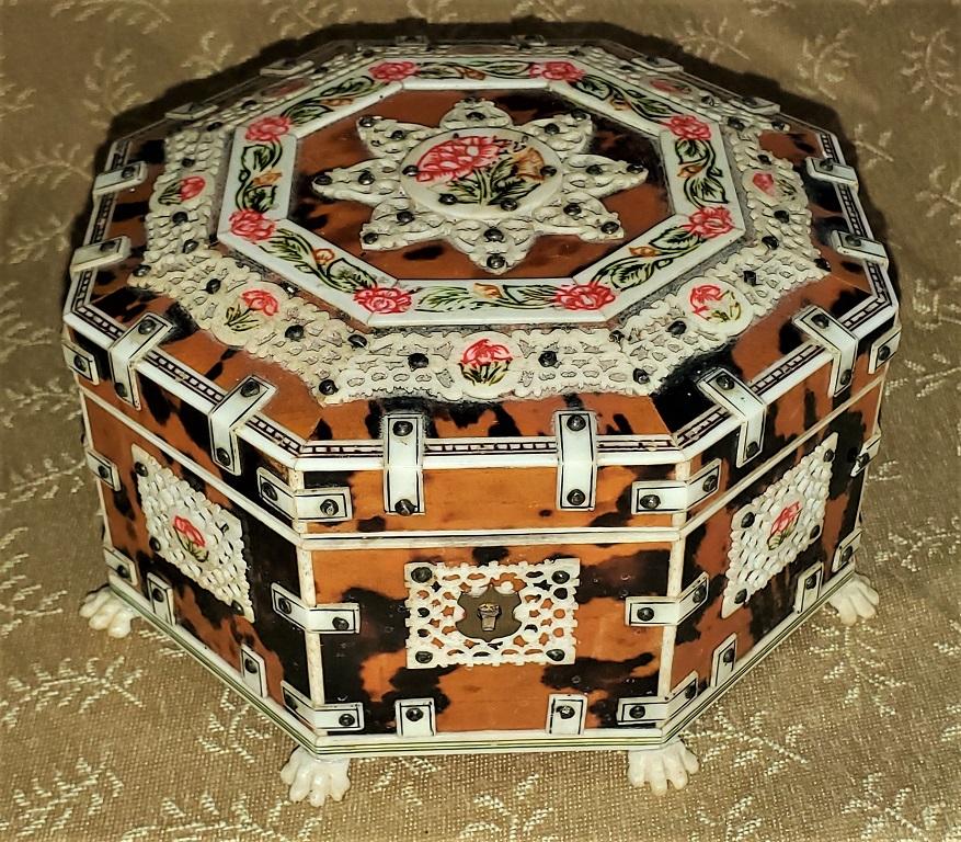 Presenting an absolutely gorgeous 19th century Anglo-Indian octagonal shell and bone jewelry box.

Made in Colonial India (the Time of the Raj), circa 1880.

Probably made in the region of Vizagapatam.

It is a sandalwood box in octagonal