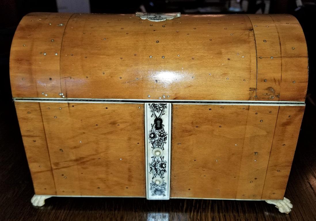 LOVELY piece of Anglo-Indian history from circa 1860.Made in Vizagapatam, India, famous for its shell and bone craftsmanship and exquisite pieces !
This casket or domed shaped stationery box is PERFECT for the entry-level collector of Anglo-Indian