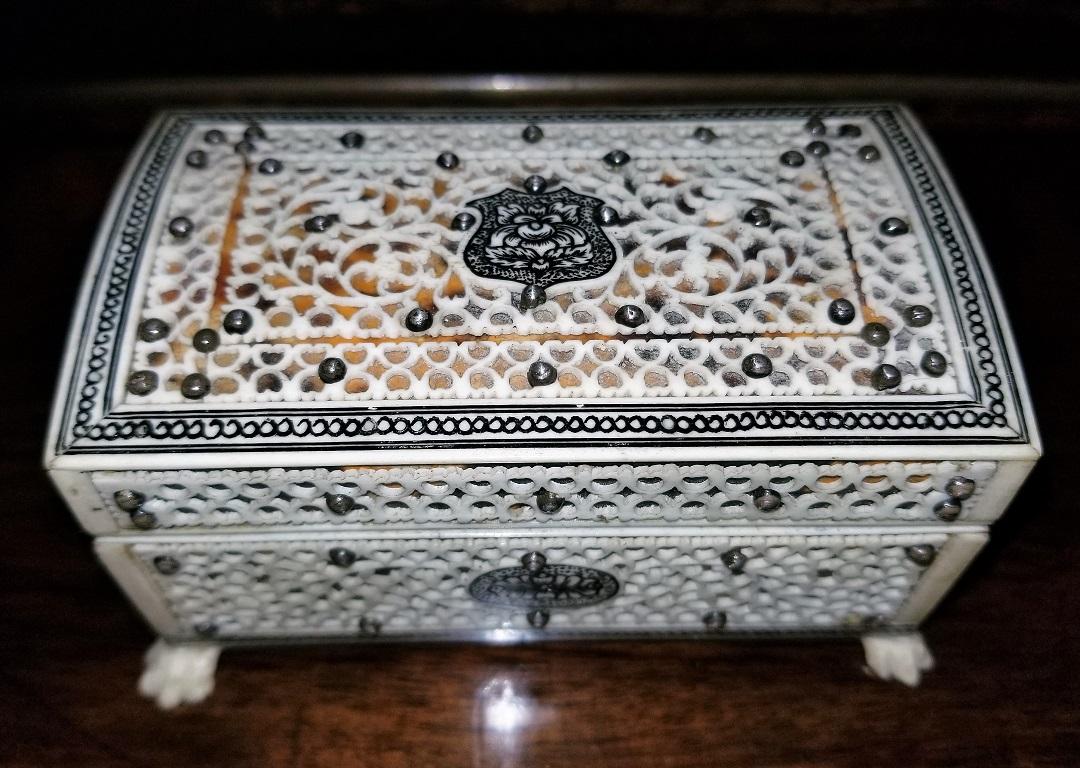 19th Century Anglo Indian Vizagapatam Miniature Shell and Bone Ring Box 1