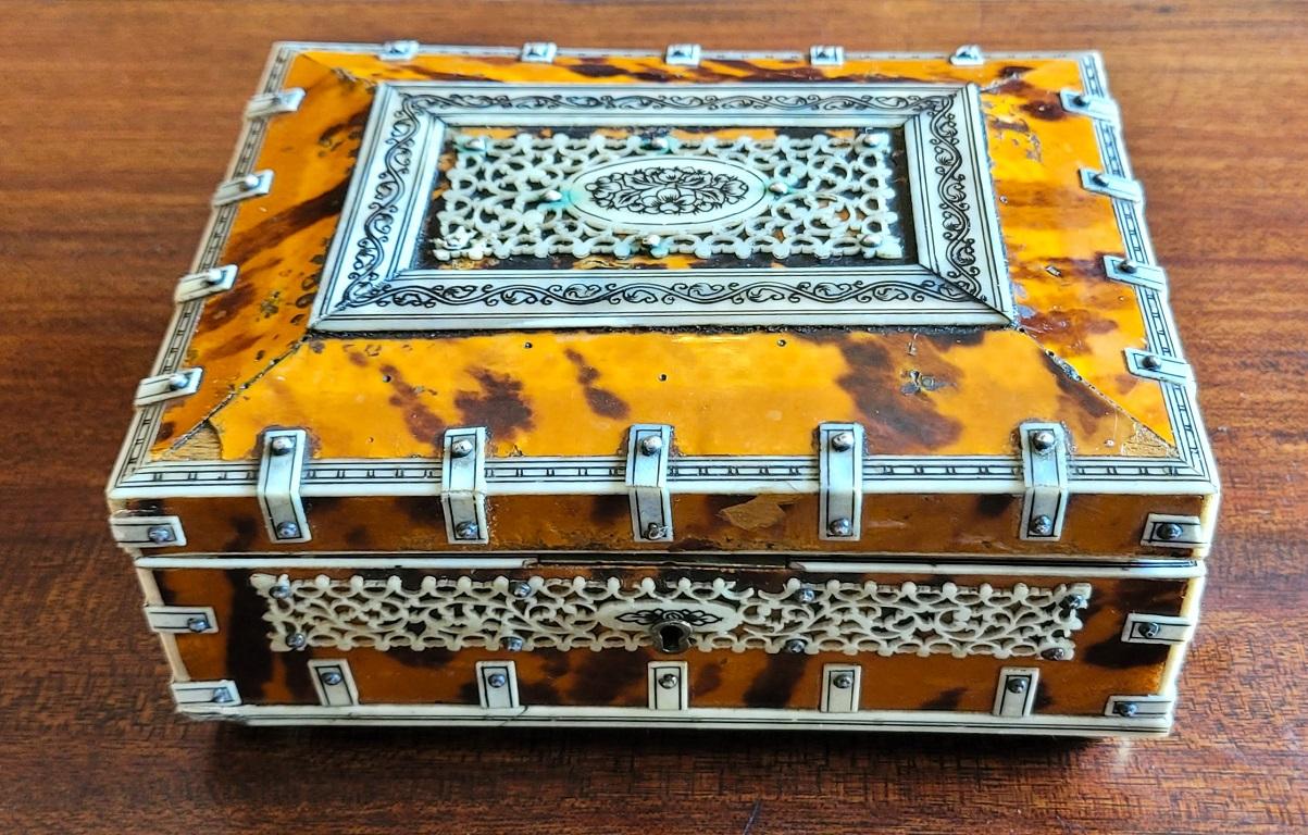 PRESENTING A LOVELY 19C Anglo Indian Vizagapatam T/Shell and Bone Trinket Box.

Made in Vizagapatam, India in circa 1860-1880.

Sandalwood box covered in gloriously patinated blonde shell with faux ivory edging and banding.

Glorious carved