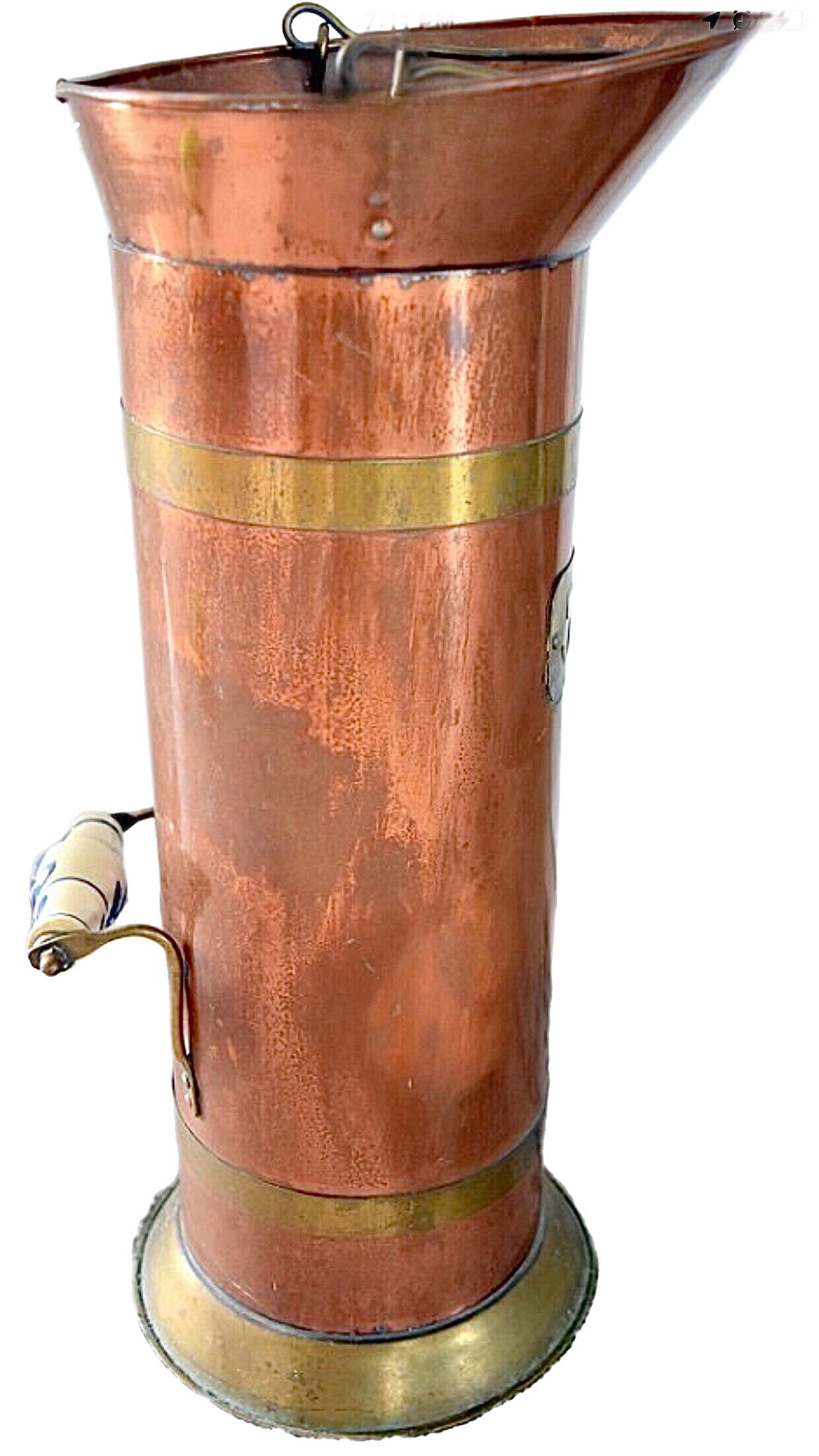 Beau travail à la main, industriel, 19e siècle  Scuttle hollandais en cuivre et en laiton appelé 