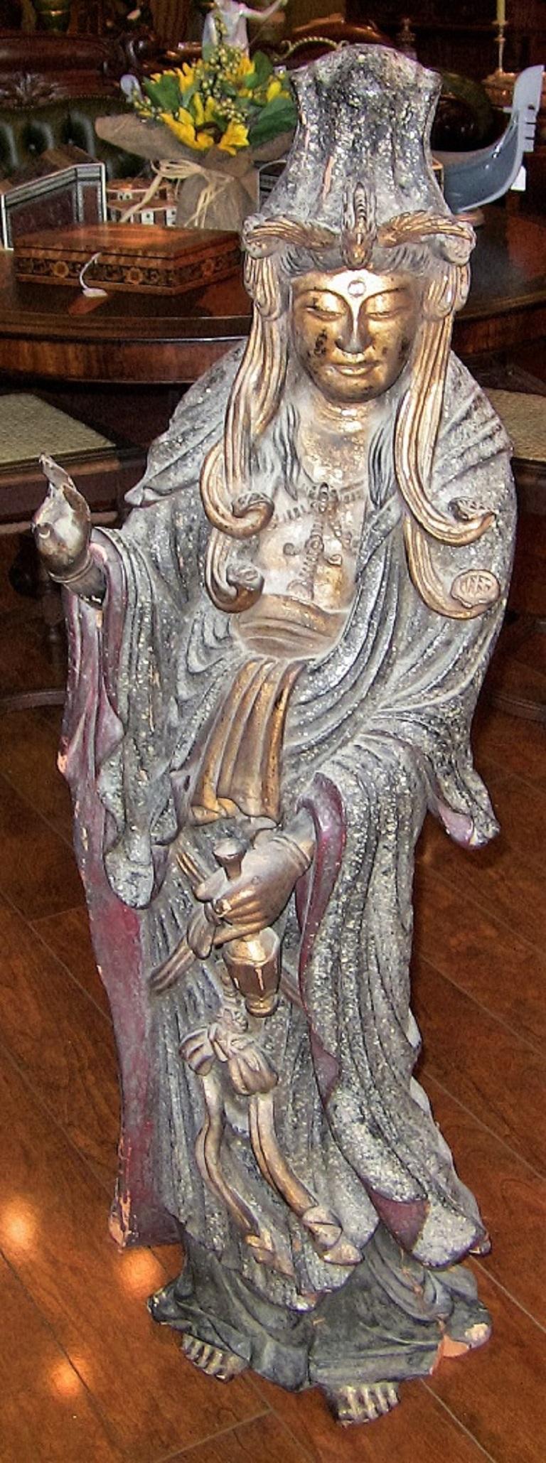 Asiatische geschnitzte, bemalte und vergoldete Guanyin-Statue aus Holz, 19. Jahrhundert im Angebot 8