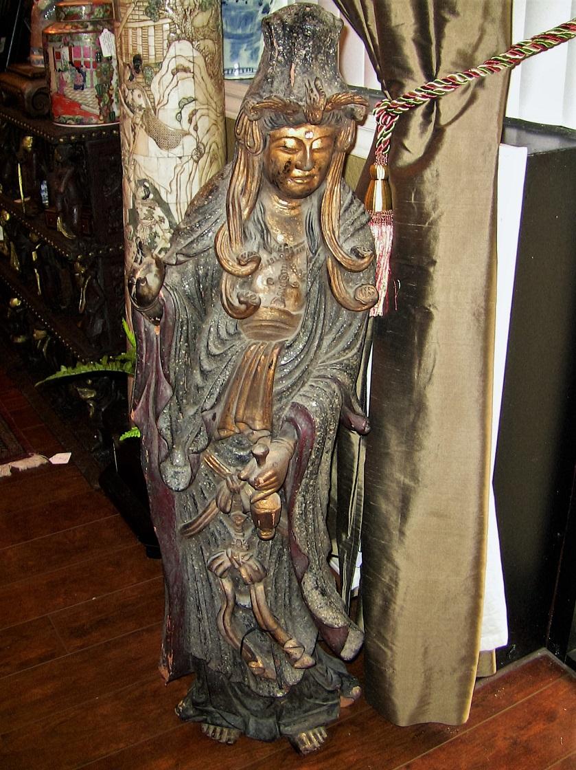 Bois Statue asiatique Guanyin du 19ème siècle en bois sculpté, peint et doré en vente