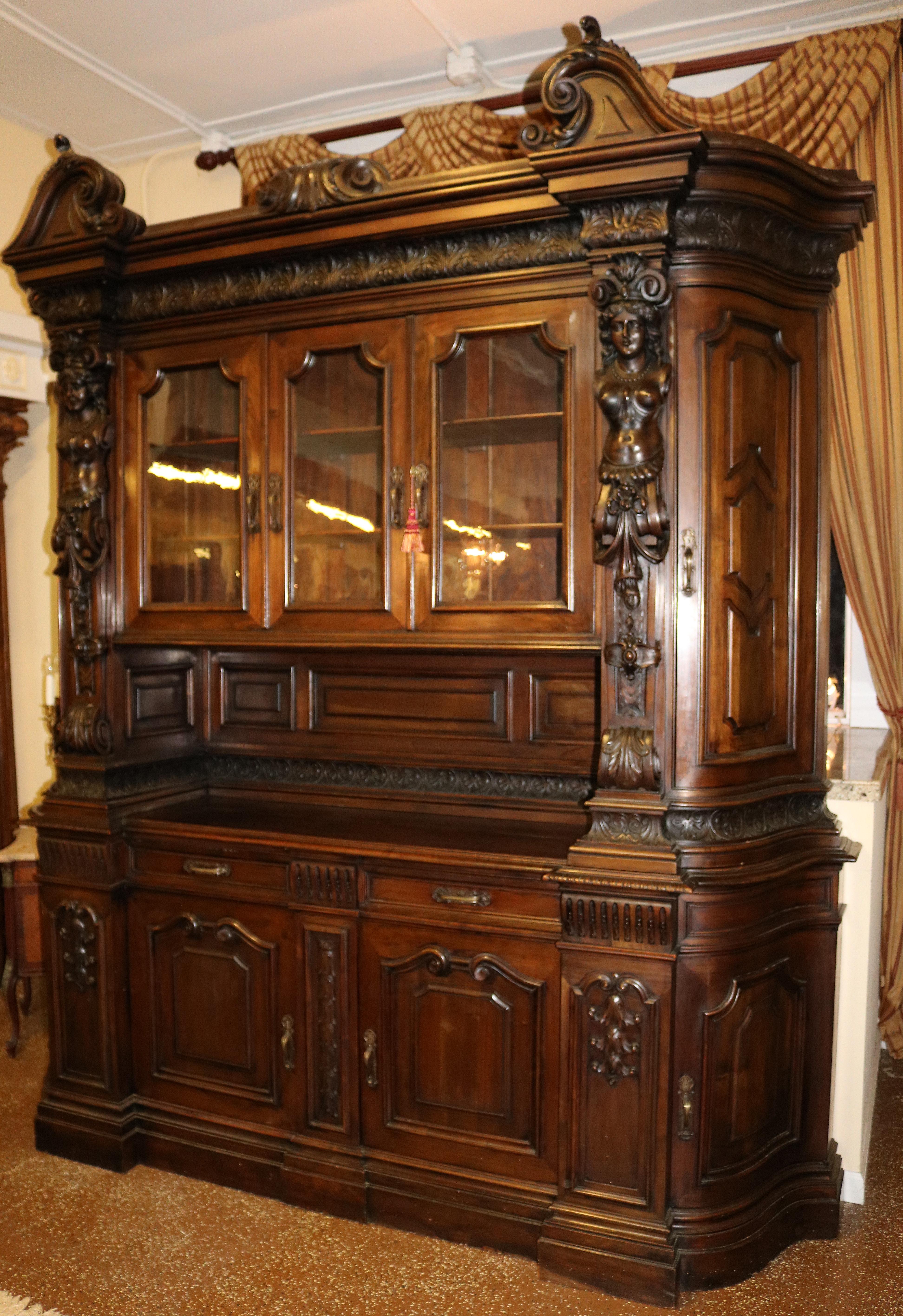 ​19th Century Italian Walnut Figural Renaissance Revival Buffet Sideboard Cabinet

Dimensions : 112