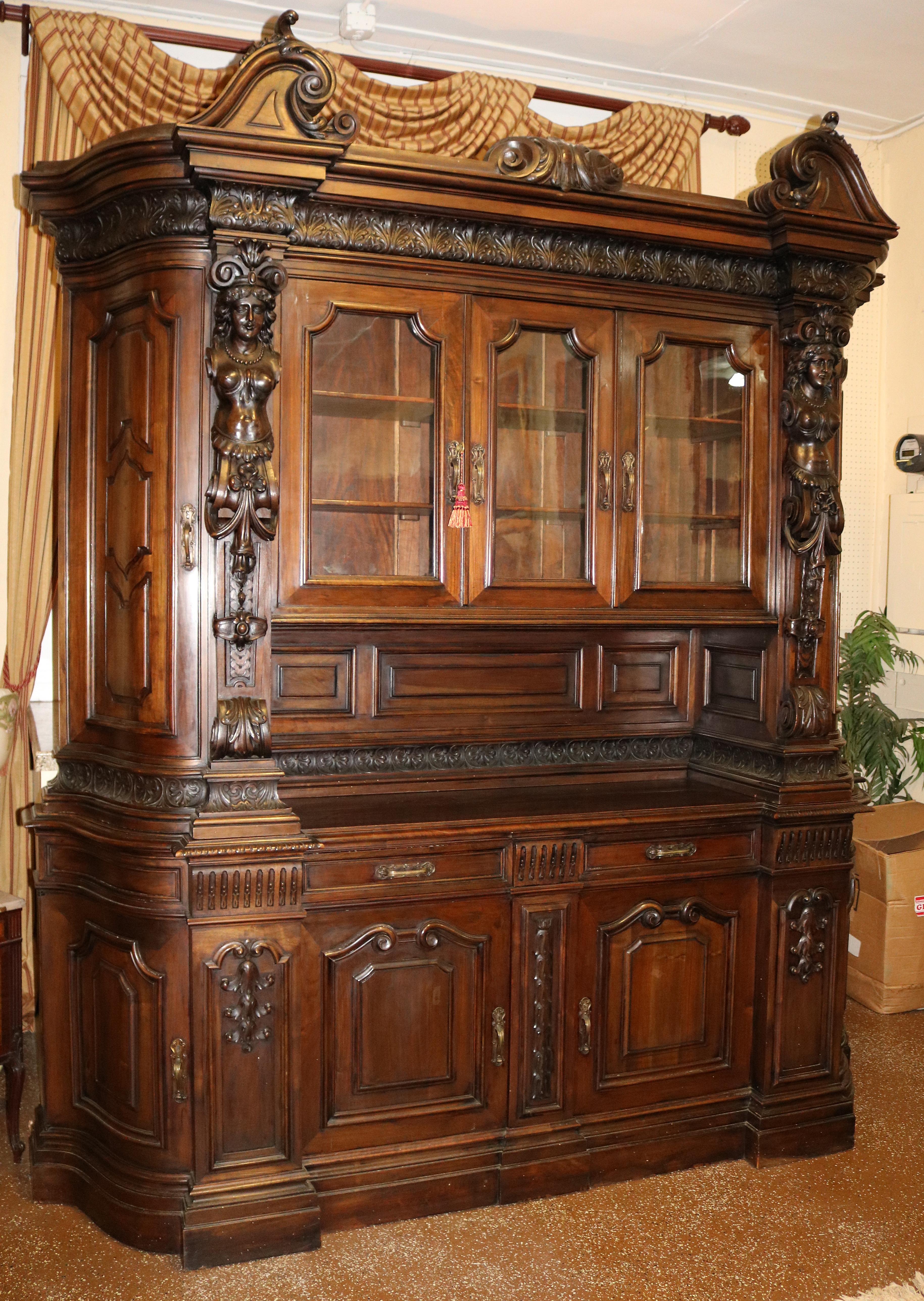 19C Century Italian Walnut Figural Renaissance Revival Buffet Sideboard Cabinet In Good Condition In Long Branch, NJ
