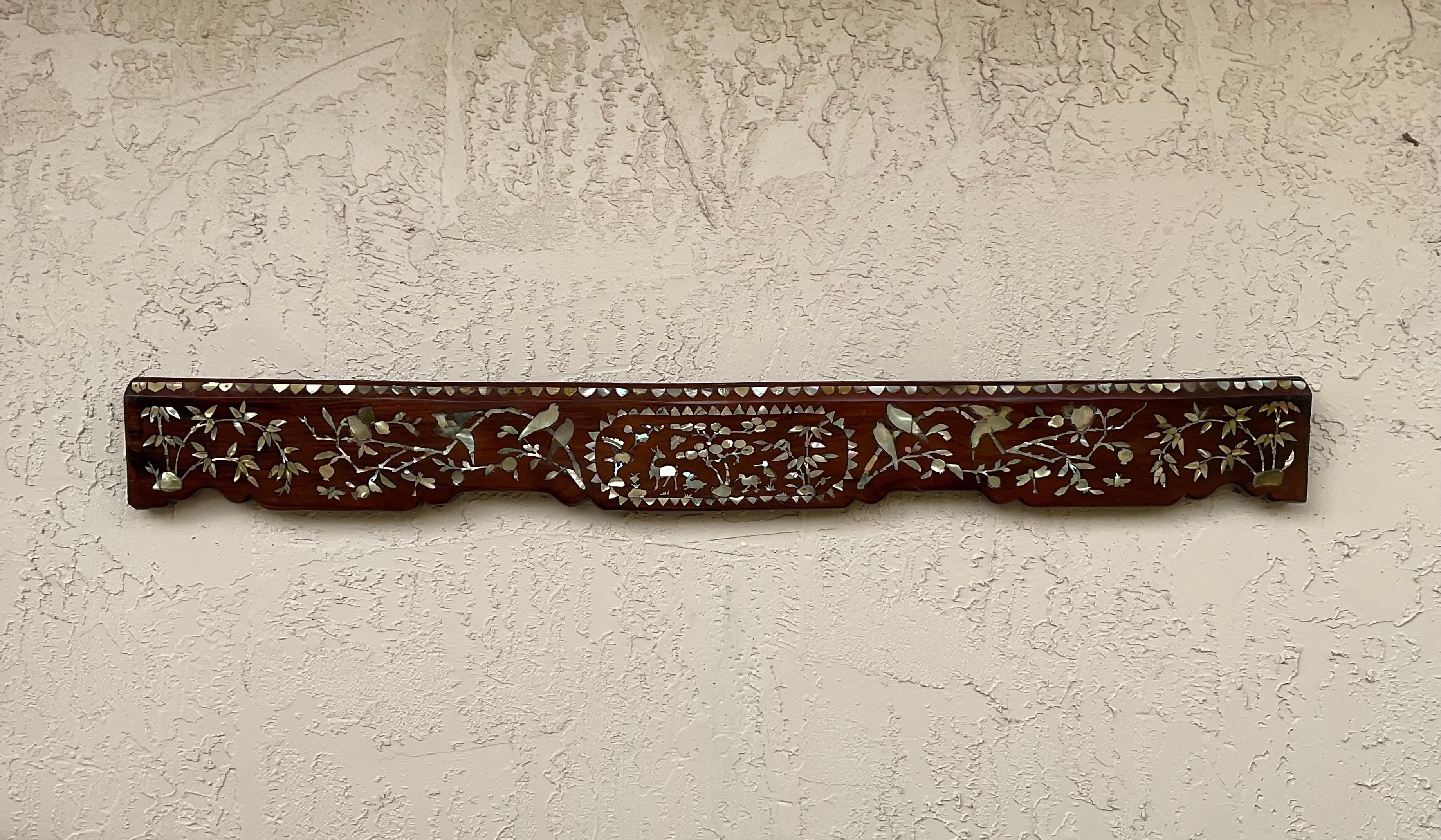 Elemento architettonico cinese del XIX secolo intagliato a mano in legno di noce e madreperla in vendita 5