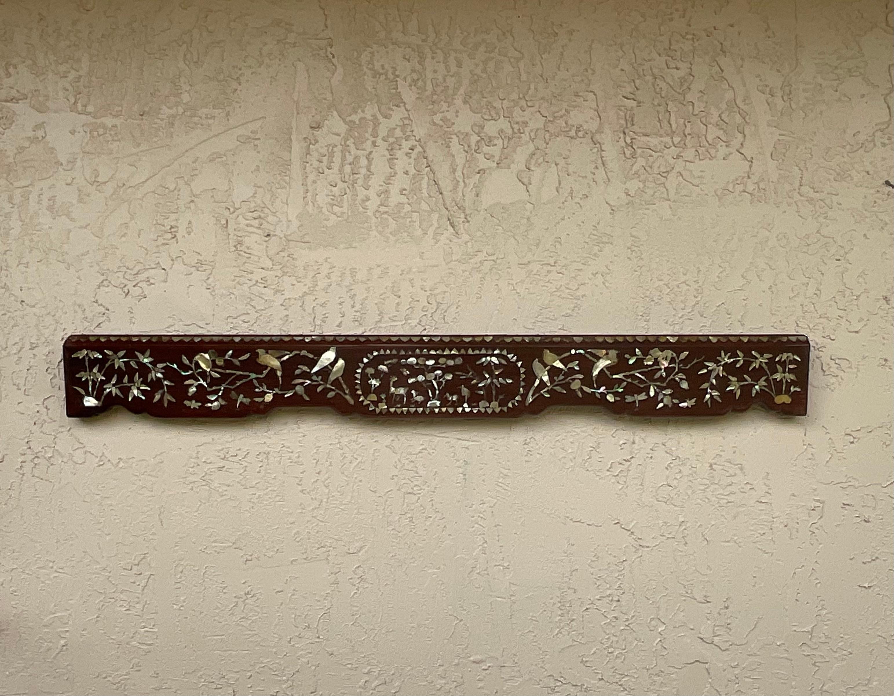 Elemento architettonico cinese del XIX secolo intagliato a mano in legno di noce e madreperla in vendita 5