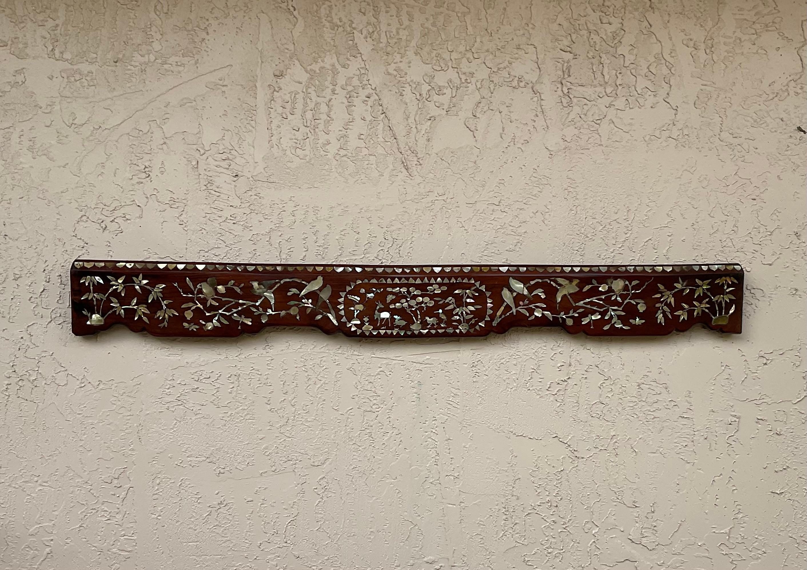 Elemento architettonico cinese del XIX secolo intagliato a mano in legno di noce e madreperla in vendita 7