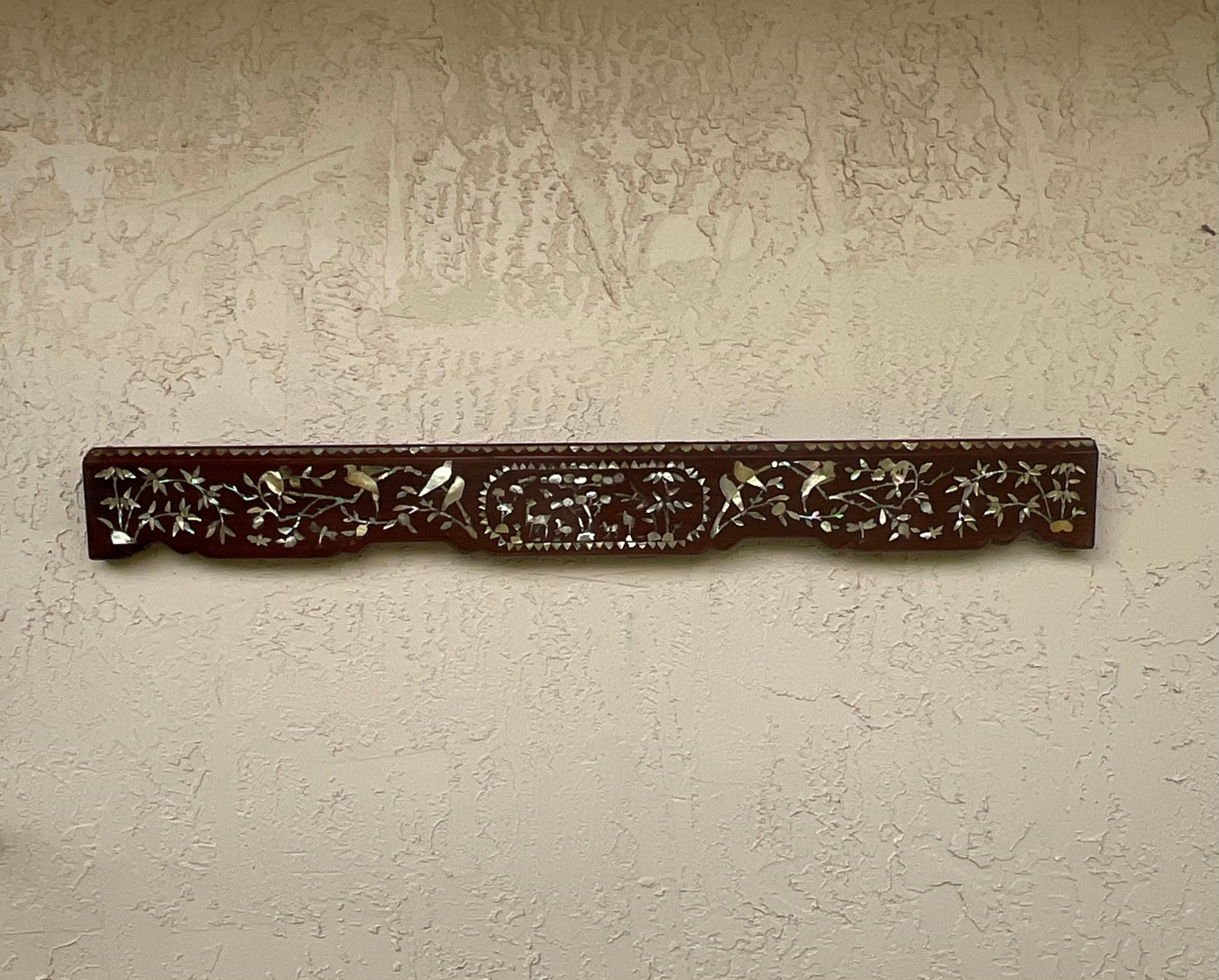 Elemento architettonico cinese del XIX secolo intagliato a mano in legno di noce e madreperla in vendita 7