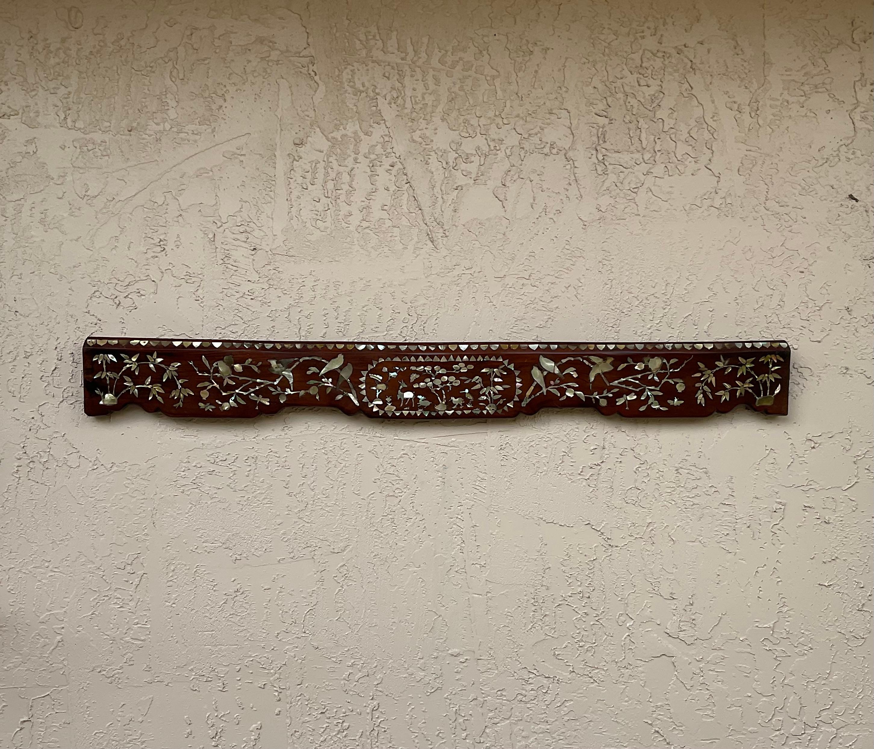 Un'opera da parete unica nel suo genere, realizzata in legno massiccio con splendidi intarsi di madreperla, motivi di giardini cinesi, animali e uccelli incastonati nel legno. Questo pannello era originariamente un pezzo di una grande proprietà del