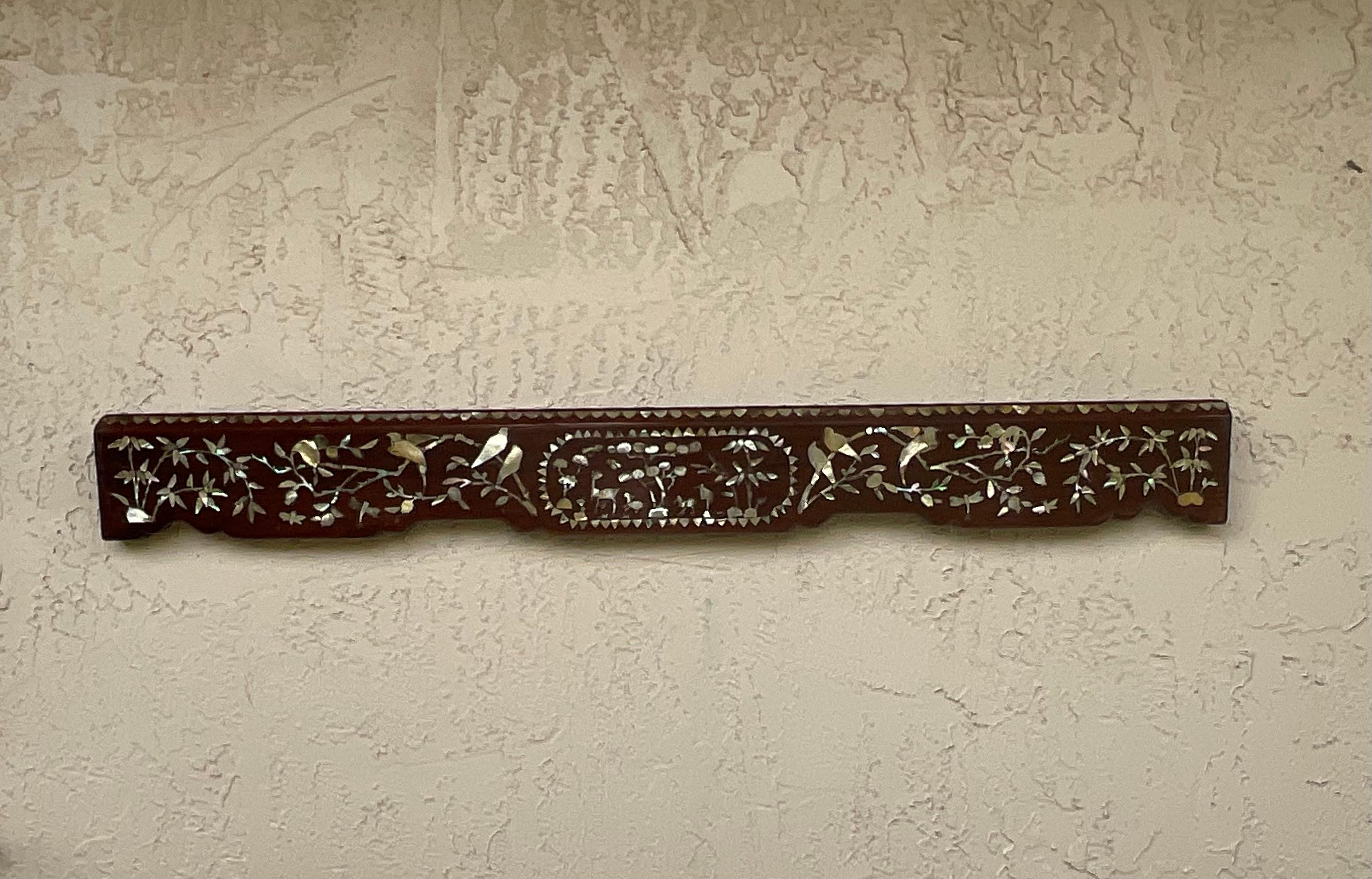 Un'opera da parete unica nel suo genere, realizzata in legno massiccio con splendidi intarsi di madreperla, motivi di giardini cinesi, animali e uccelli incastonati nel legno. Questo pannello era originariamente un pezzo di una grande proprietà del