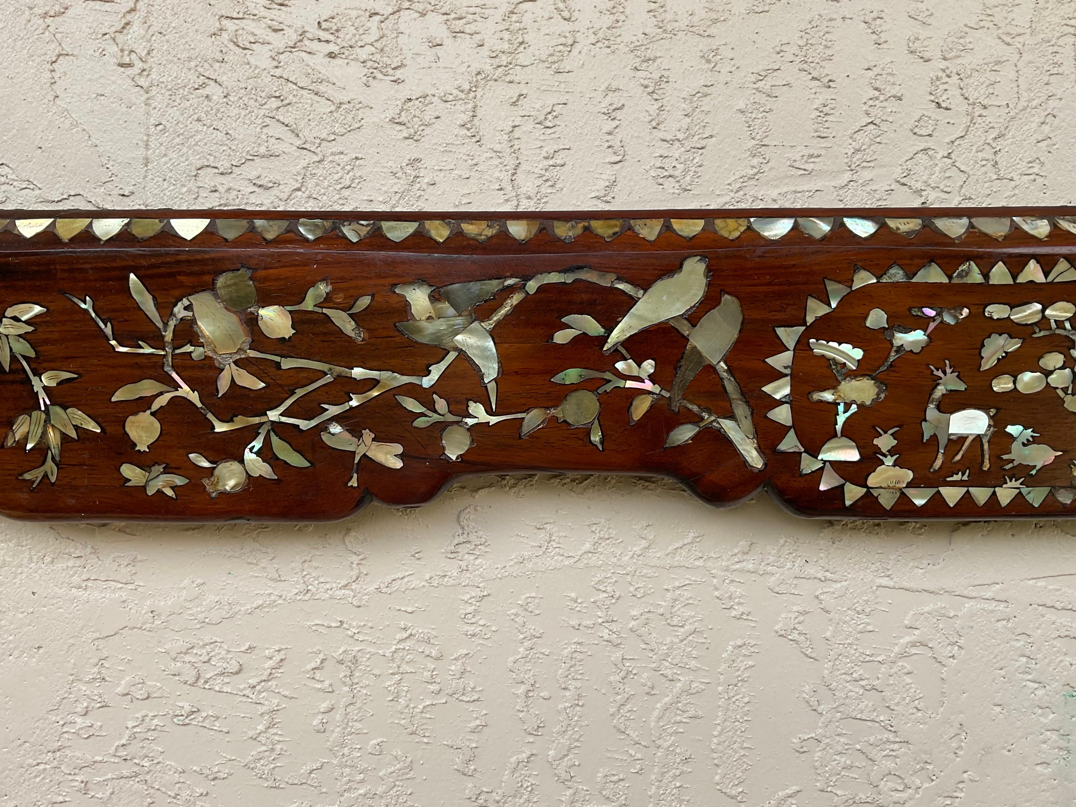 Elemento architettonico cinese del XIX secolo intagliato a mano in legno di noce e madreperla In condizioni buone in vendita a Delray Beach, FL