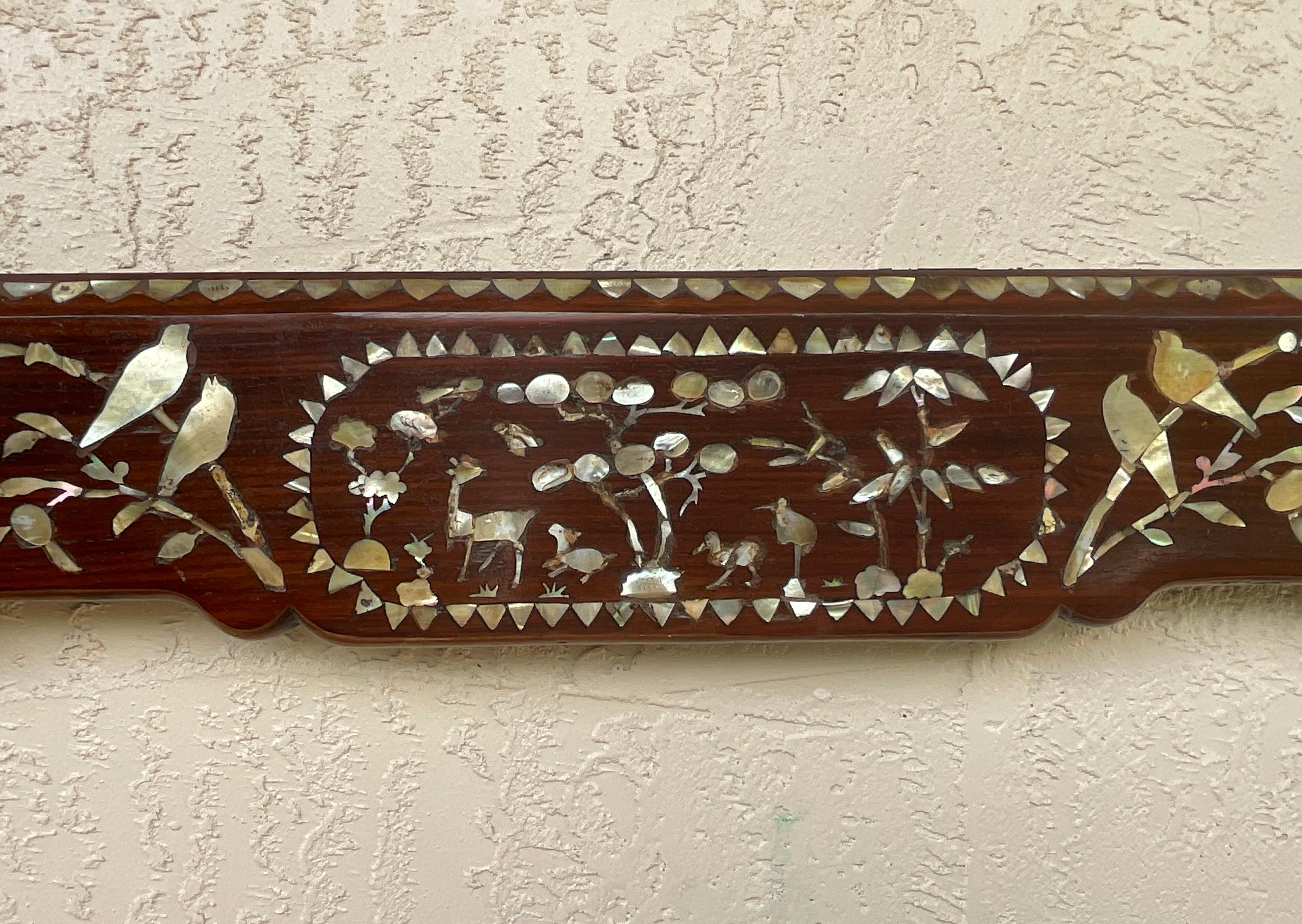 Elemento architettonico cinese del XIX secolo intagliato a mano in legno di noce e madreperla In condizioni buone in vendita a Delray Beach, FL