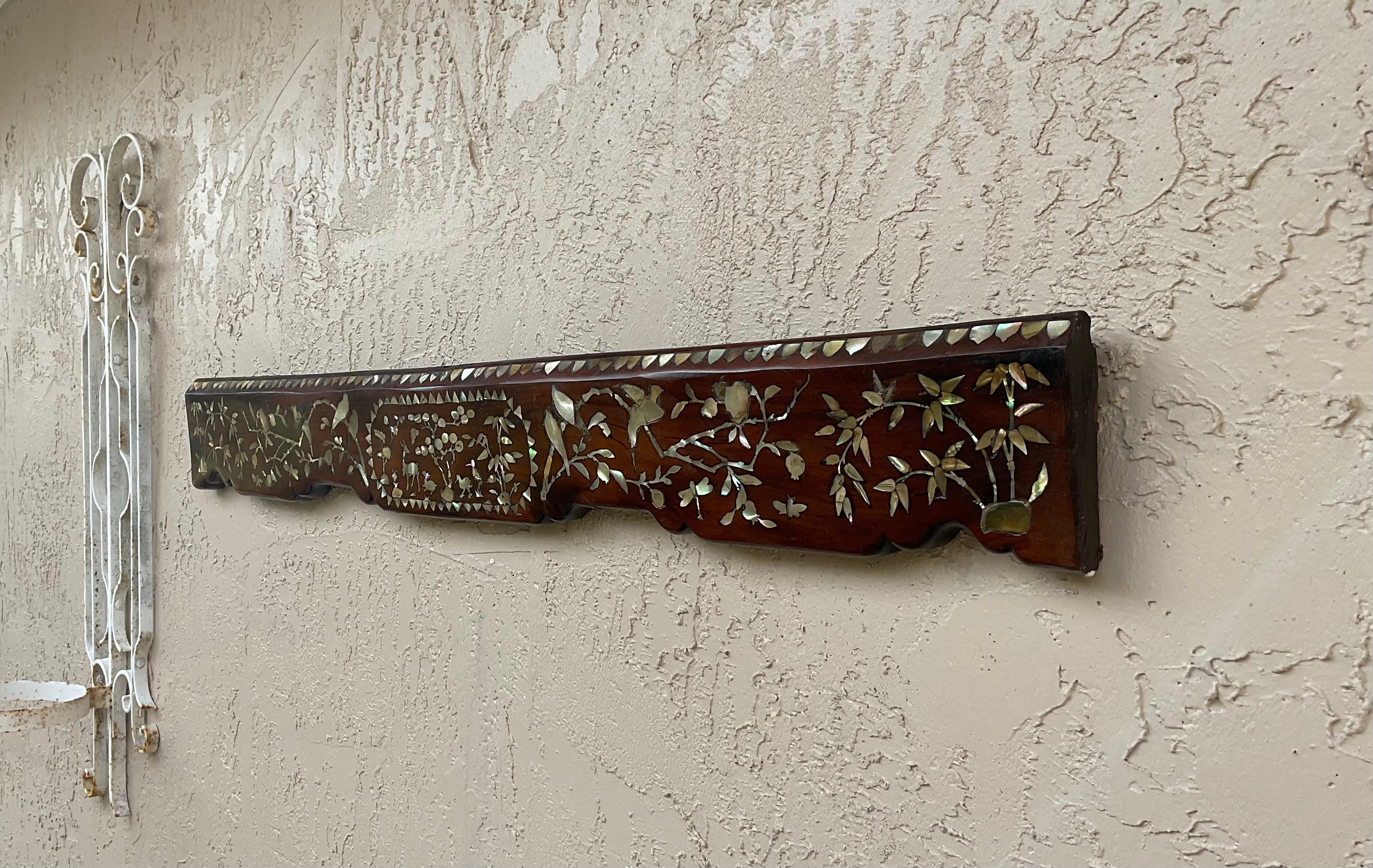 Elemento architettonico cinese del XIX secolo intagliato a mano in legno di noce e madreperla in vendita 1