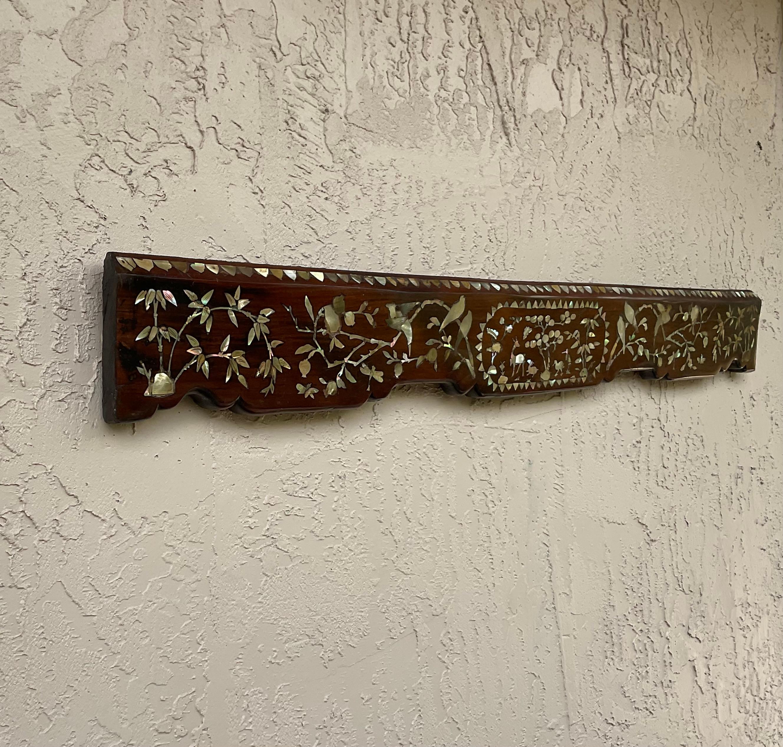 Elemento architettonico cinese del XIX secolo intagliato a mano in legno di noce e madreperla in vendita 2
