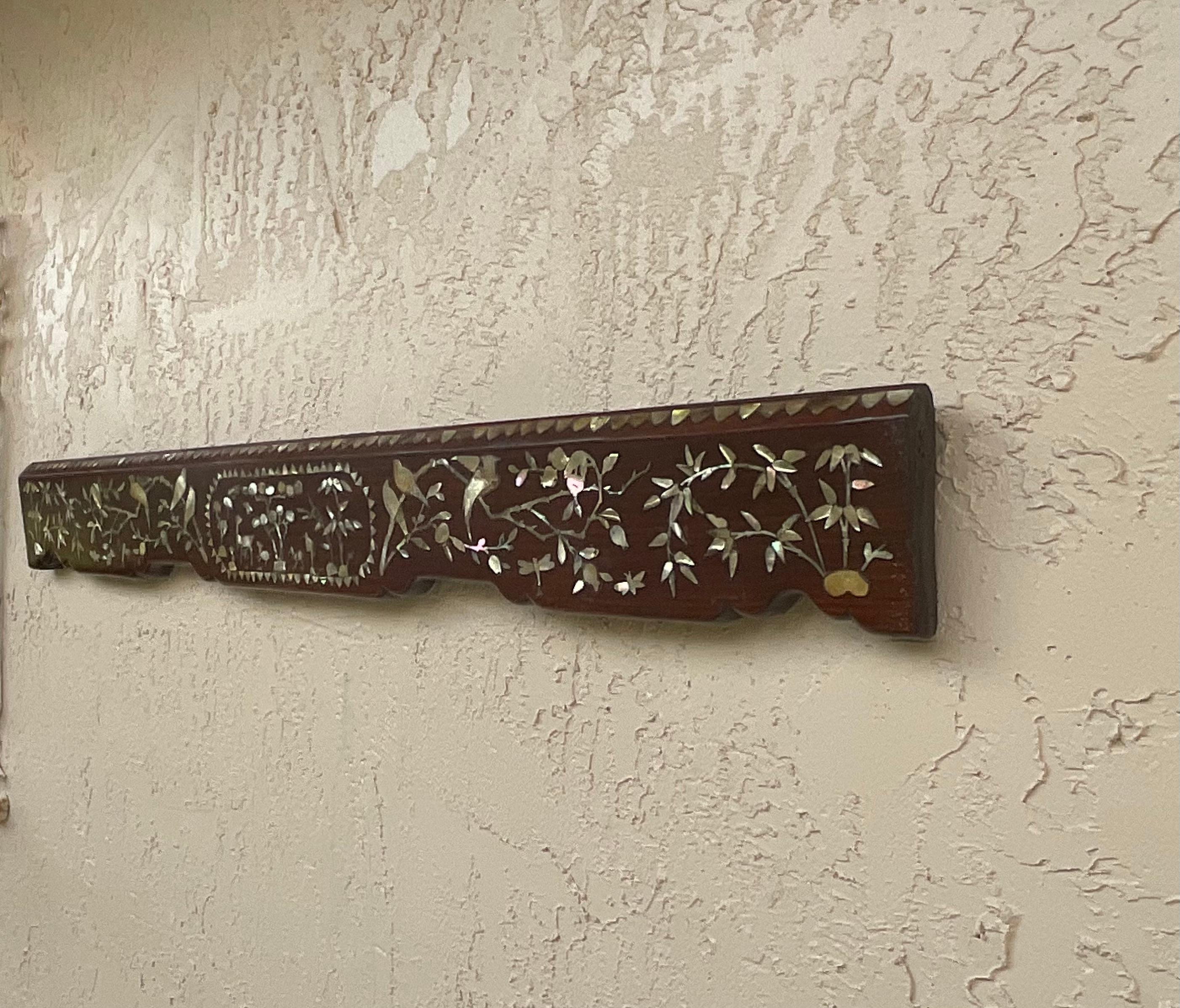 Elemento architettonico cinese del XIX secolo intagliato a mano in legno di noce e madreperla in vendita 2