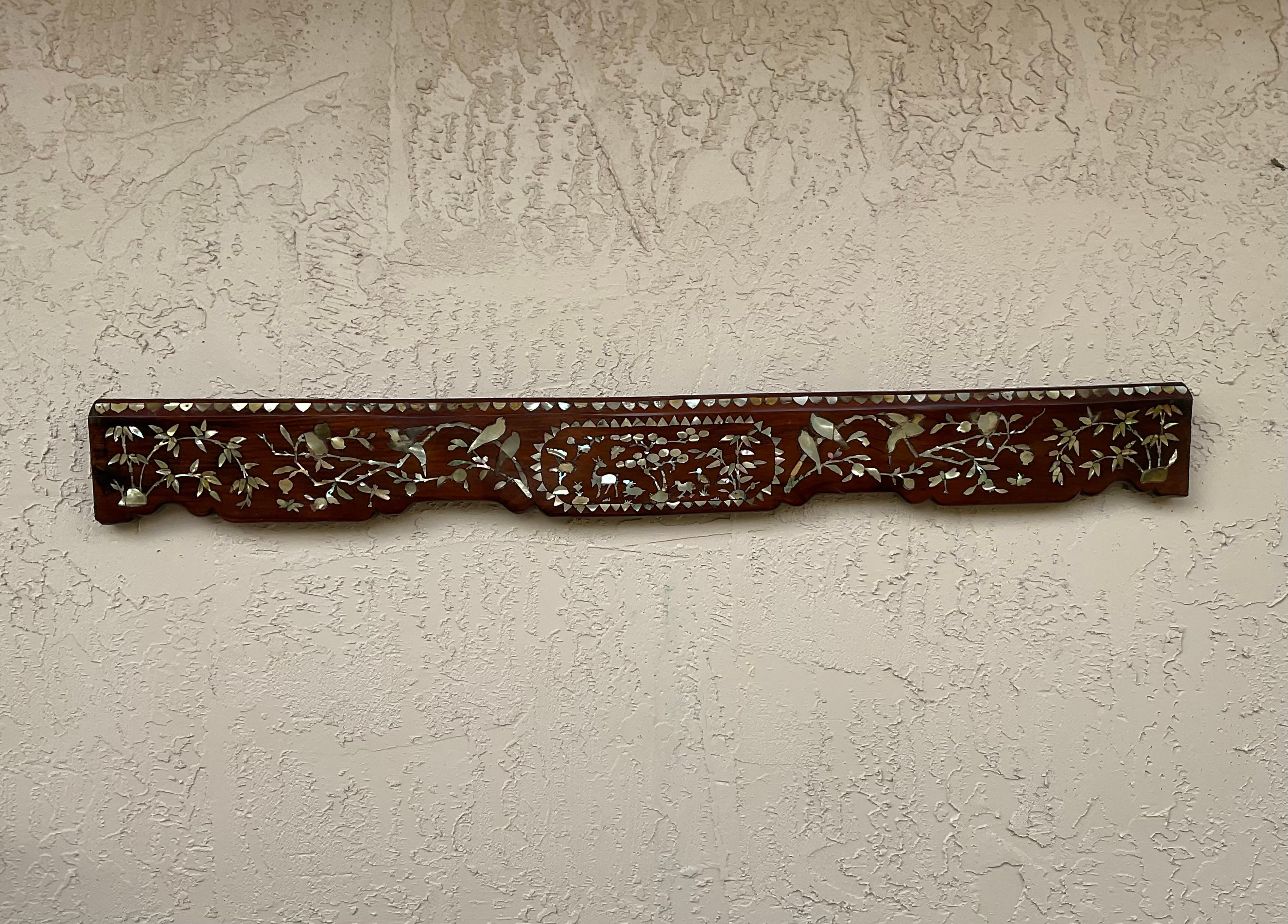 Elemento architettonico cinese del XIX secolo intagliato a mano in legno di noce e madreperla in vendita 3