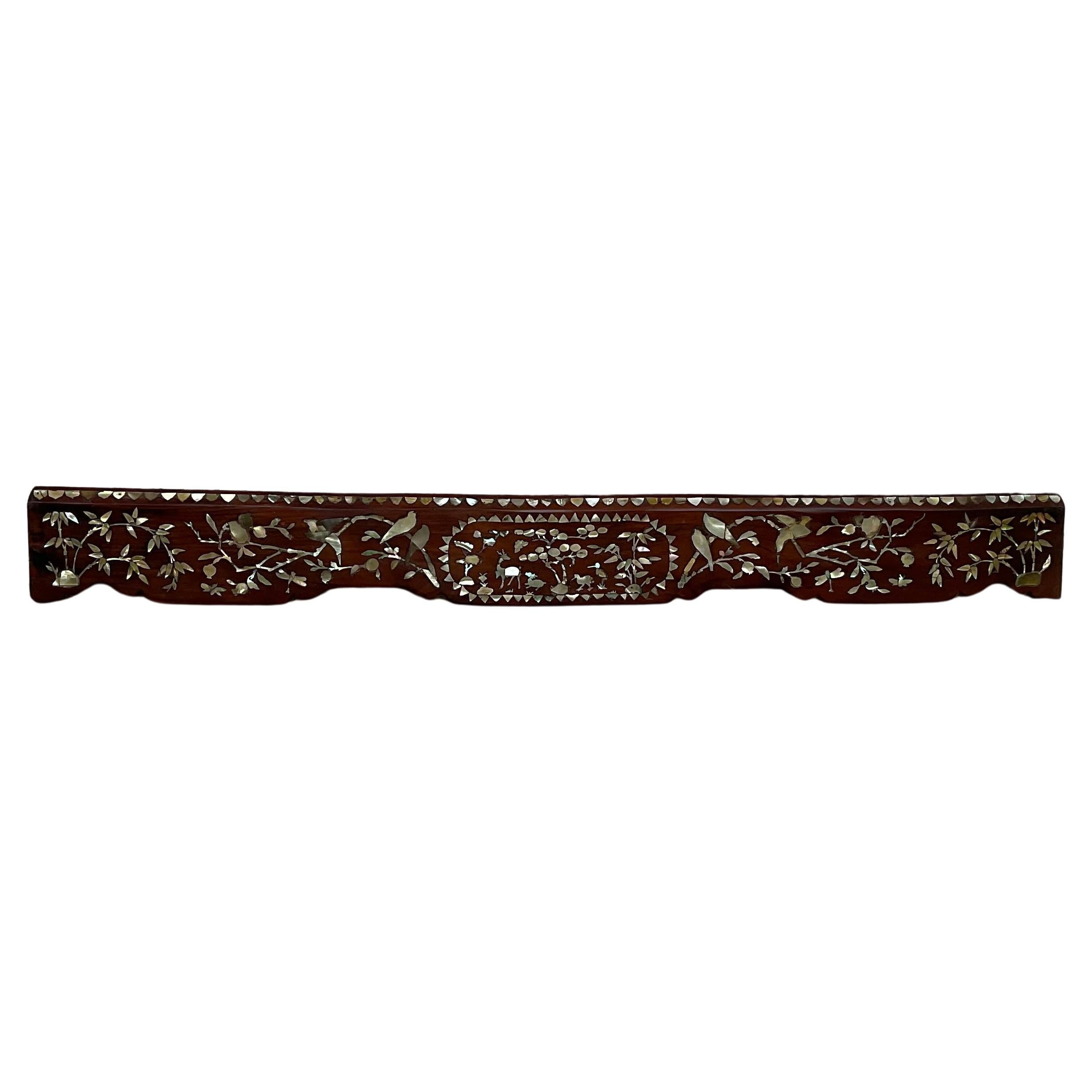 Elemento architettonico cinese del XIX secolo intagliato a mano in legno di noce e madreperla