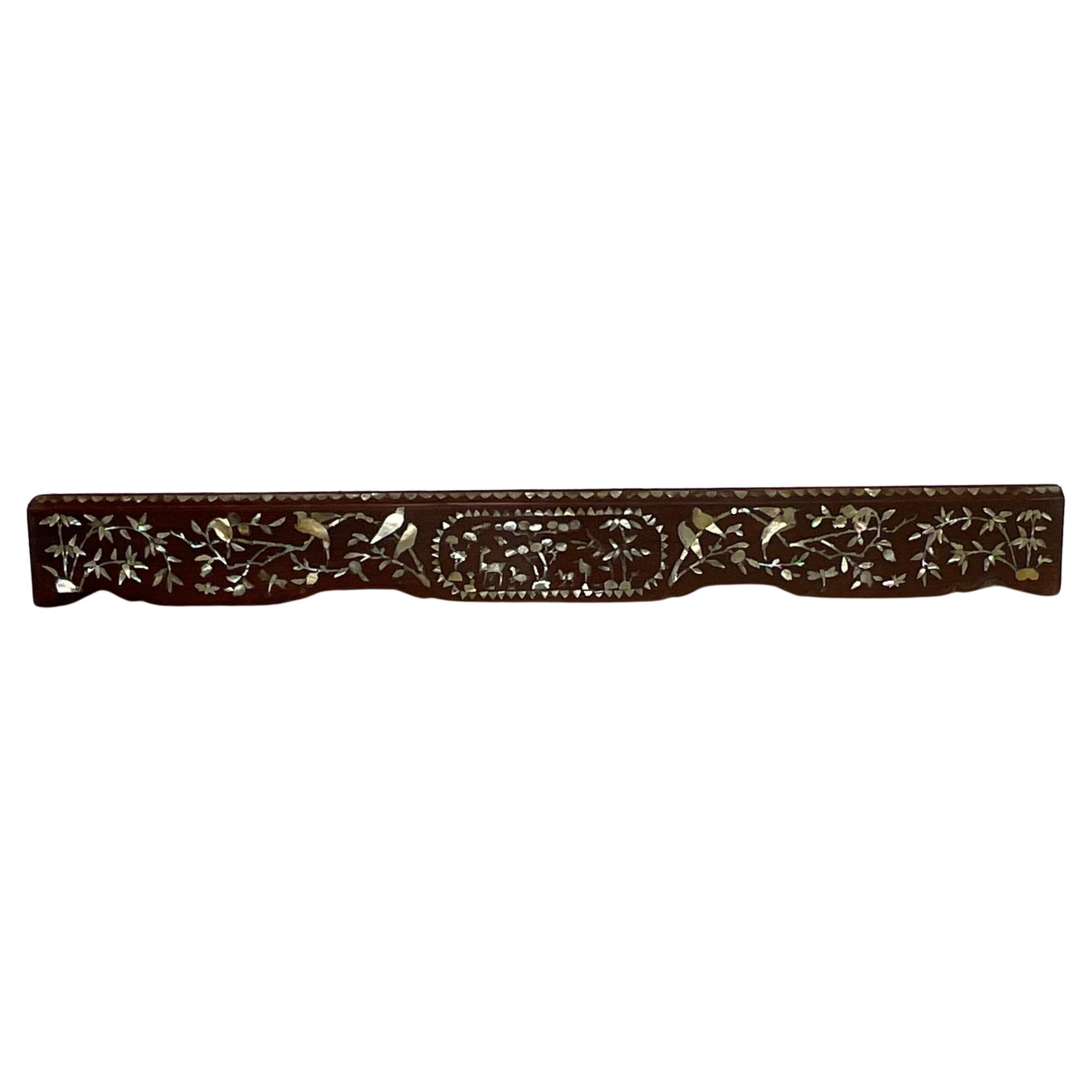 Elemento architettonico cinese del XIX secolo intagliato a mano in legno di noce e madreperla