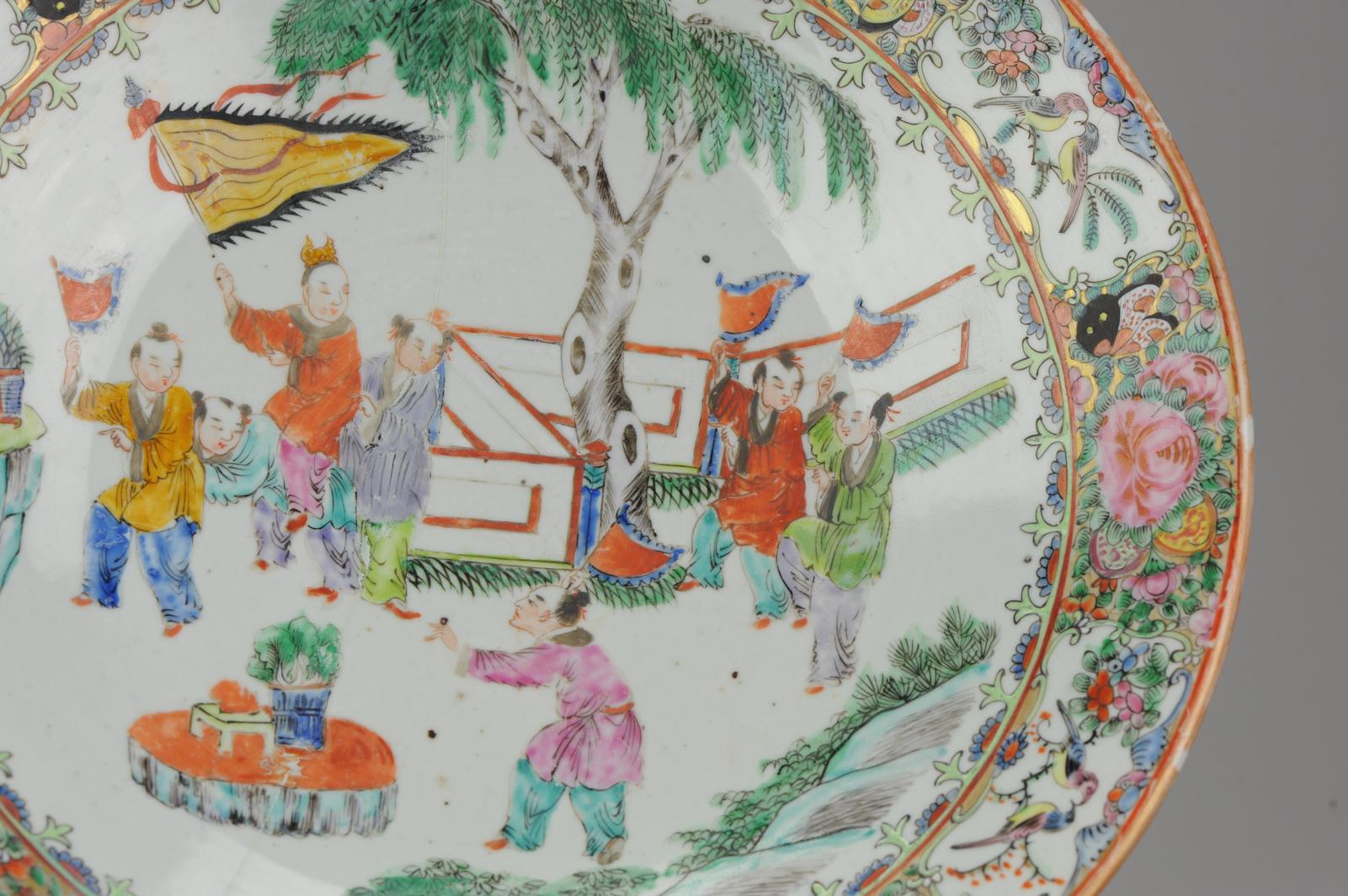 19c Chinese Porcelain Cantonese Charger Mandarin Children Playing Flags In Fair Condition For Sale In Amsterdam, Noord Holland