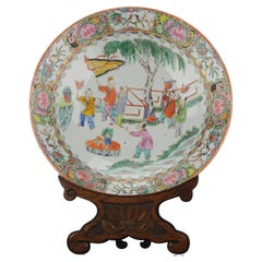 19c Porcelaine chinoise Cantonese Charger Mandarin Children Playing Flags