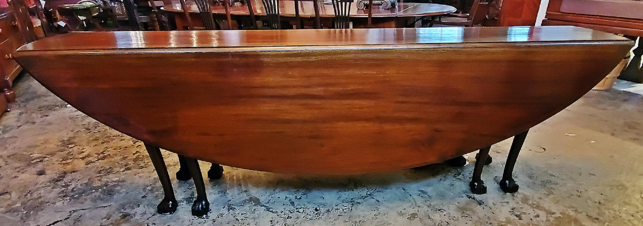 Presenting a gorgeous 19tn century Country Squires mahogany hunt table.

This table was made in the late 19th century circa 1880, and is made of solid mahogany and sits on 8 legs with ball and claw feet.

2 drop-leafs on either side supported by