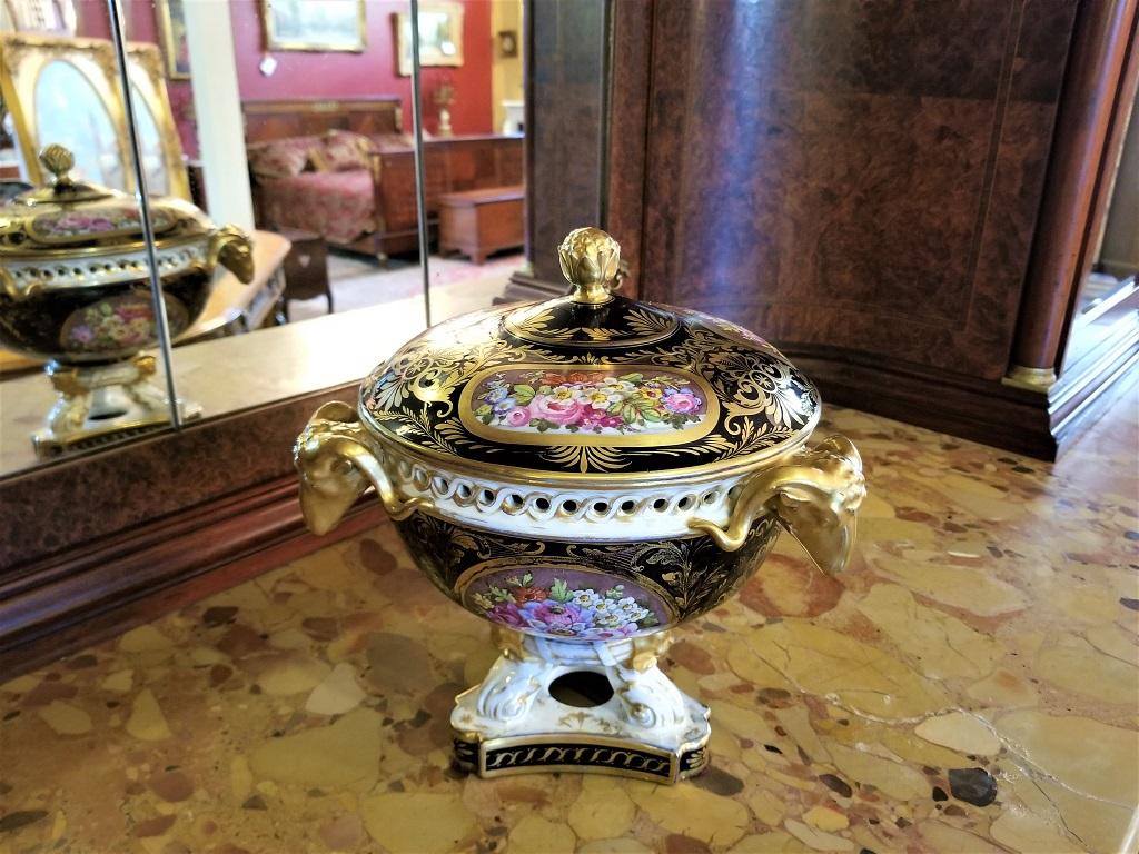 Regency Centre de table à couvercle en porcelaine de Derby du 19ème siècle en vente