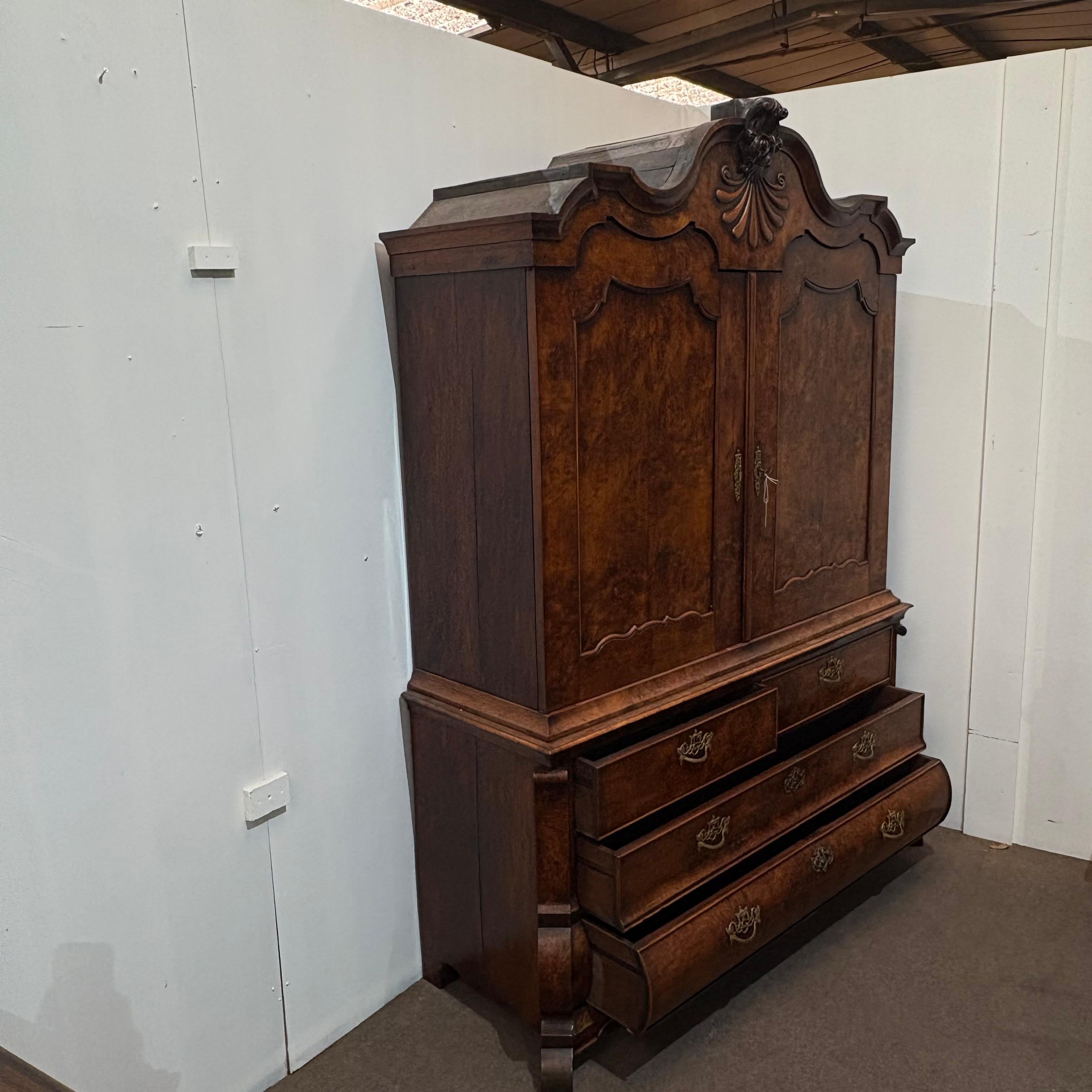 19C Walnuss Dutch Linen Pres - der obere Teil mit Muschel geschnitzt und stilisierte Anthemion Wappen über zwei Panel Türen öffnen, um ein Interieur mit Regalen und Schubladen zu offenbaren, die Basis mit zwei kurzen über zwei lange Schubladen auf