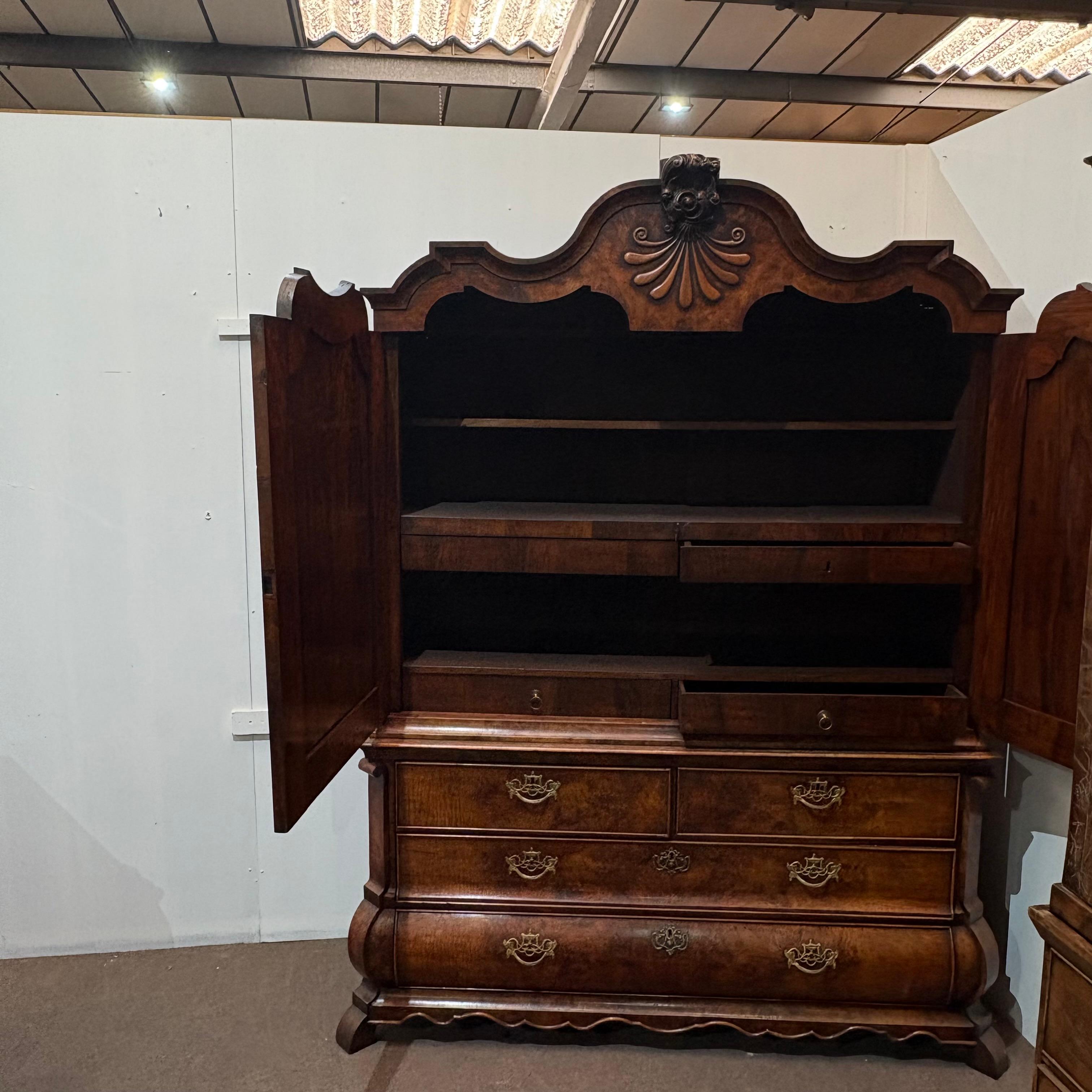 19C Dutch Nussbaum Leinen Presse mit Bombe Form (Niederländisch Kolonial) im Angebot