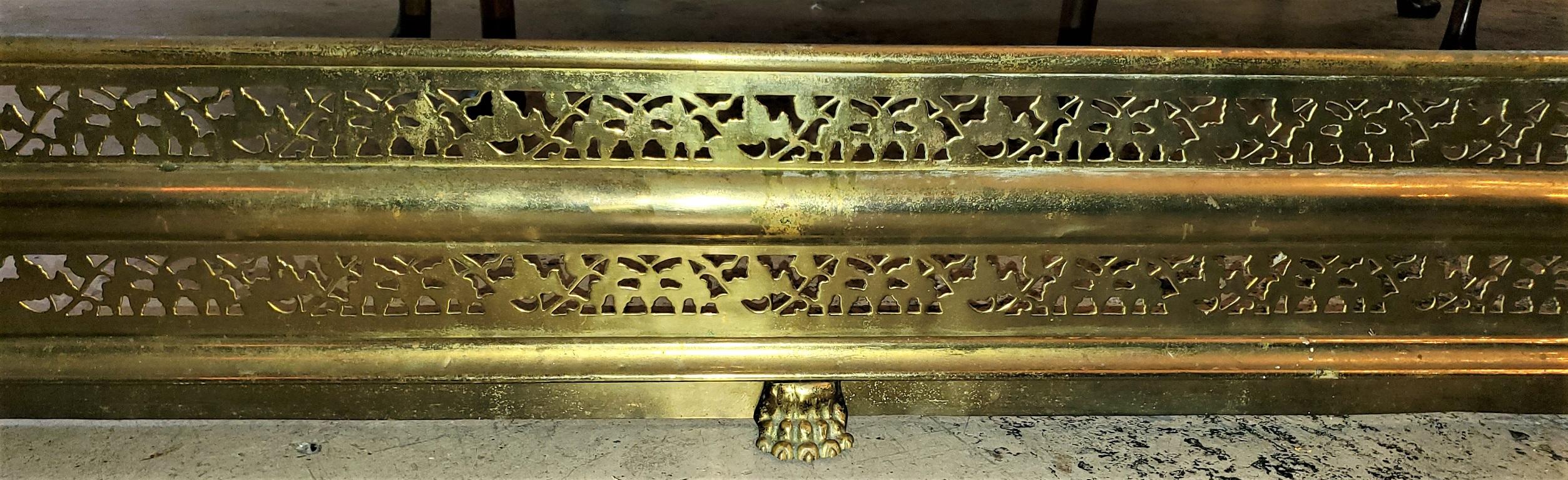 Beautiful pierced or reticulated brass fender on lion's paw feet from the early 19th century.

English, George III/Regency Era circa 1800-20.

Nice width and in good original condition.

Pierced floral fretwork on top section and on the bottom