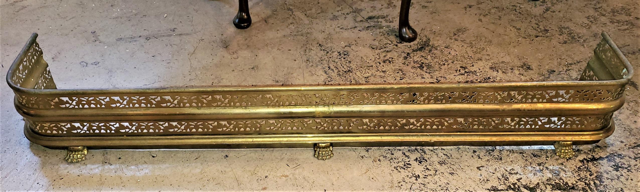 Early 19C English Pierced Brass Fender on Lions Paw Feet In Good Condition For Sale In Dallas, TX