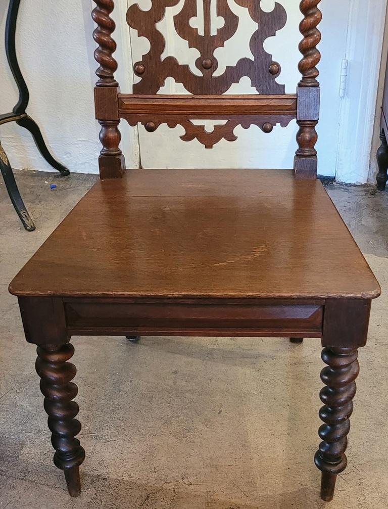 19C English Rococo Revival Ecclesiastical Oak Hall Chair In Good Condition For Sale In Dallas, TX