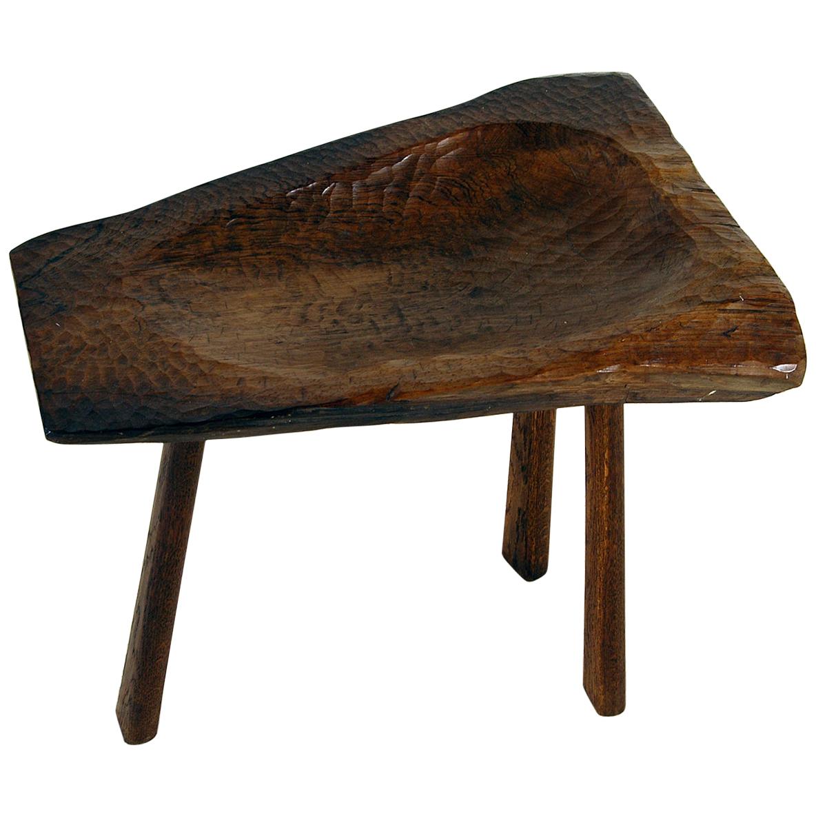 Comprada en una tienda de antigüedades de Suecia, esta encantadora mesa trípode con cuenco, ricamente patinada, está tallada en un tronco macizo de palisandro: pesa 7 kg, ¡es un uso increíblemente extravagante de una madera muy cara! Muestra el