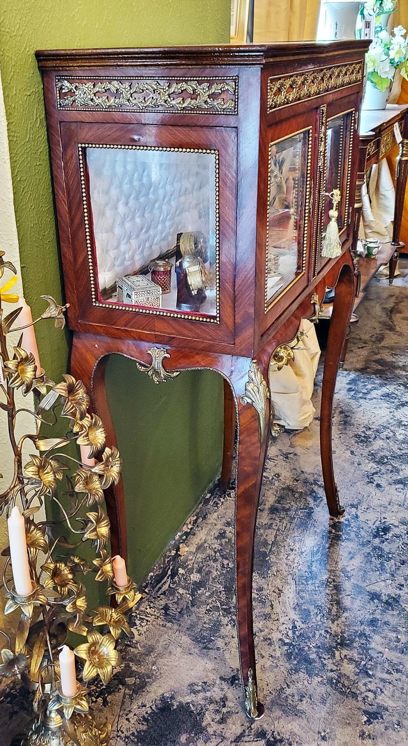 19C French Boudoir Vitrine in the Style of Louis XV For Sale 2